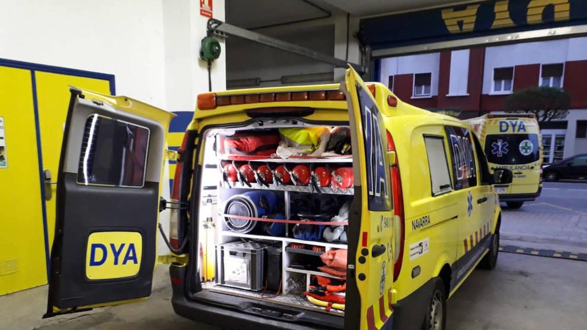 Una de las ambulancias de DYA.
