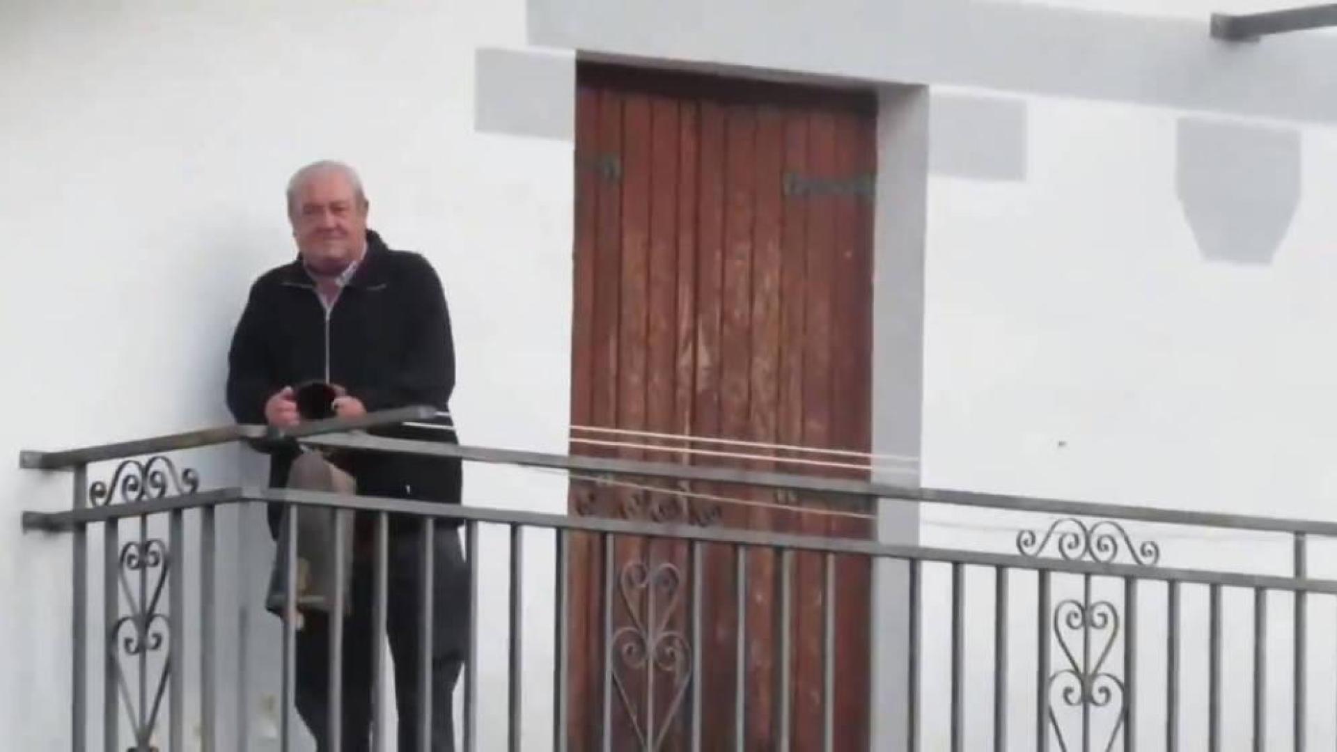Pedro Jesús Baines, inmortalizado en una de las dos citas diarias en las que sale a su balcón.
