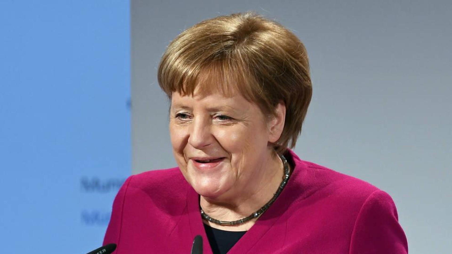Merkel advierte que "Europa tiene enemigos" y señala a Rusia y Steve Bannon