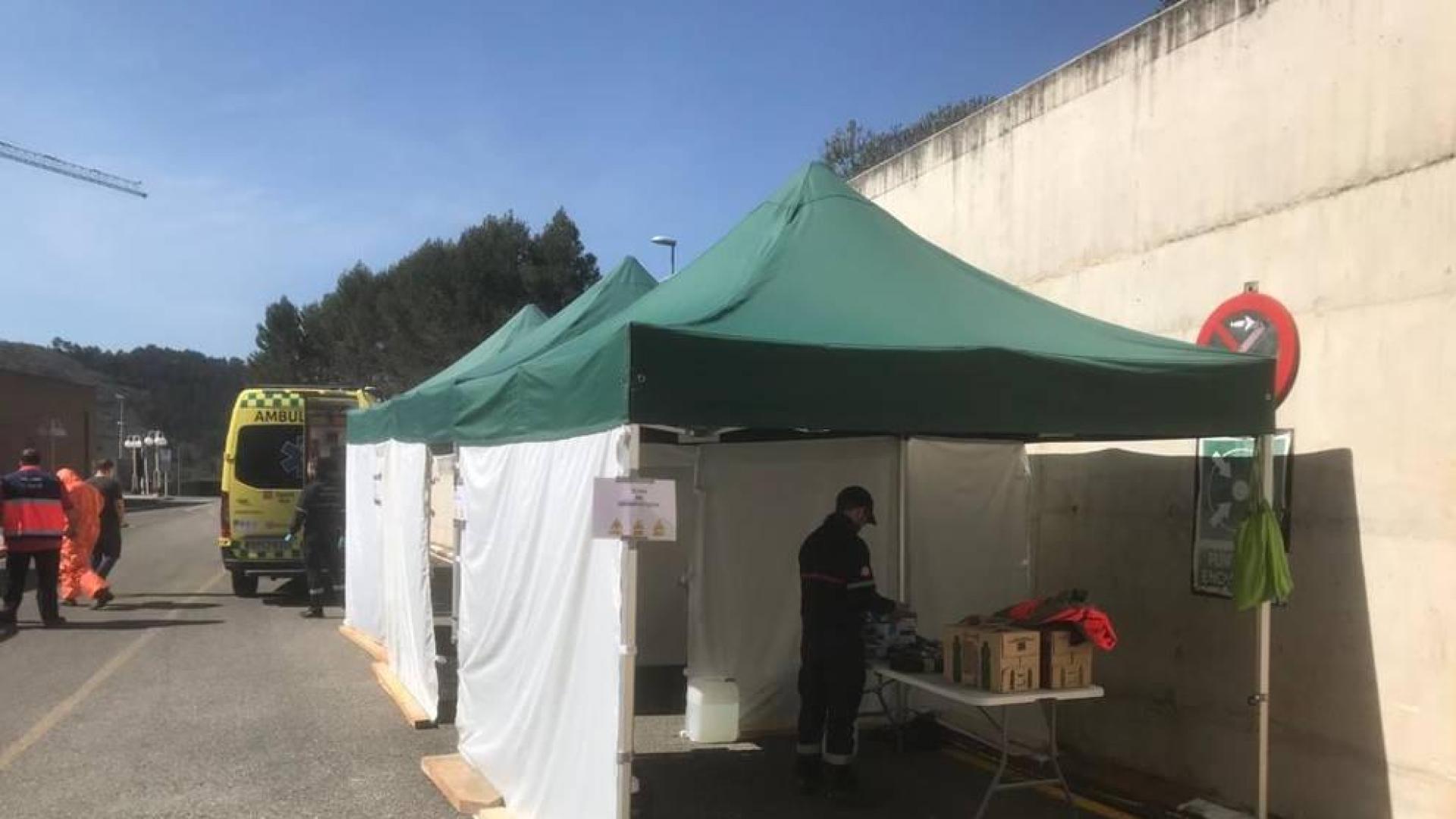 Bomberos instalan estaciones de descontaminación en los hospitales de Tudela y Estella