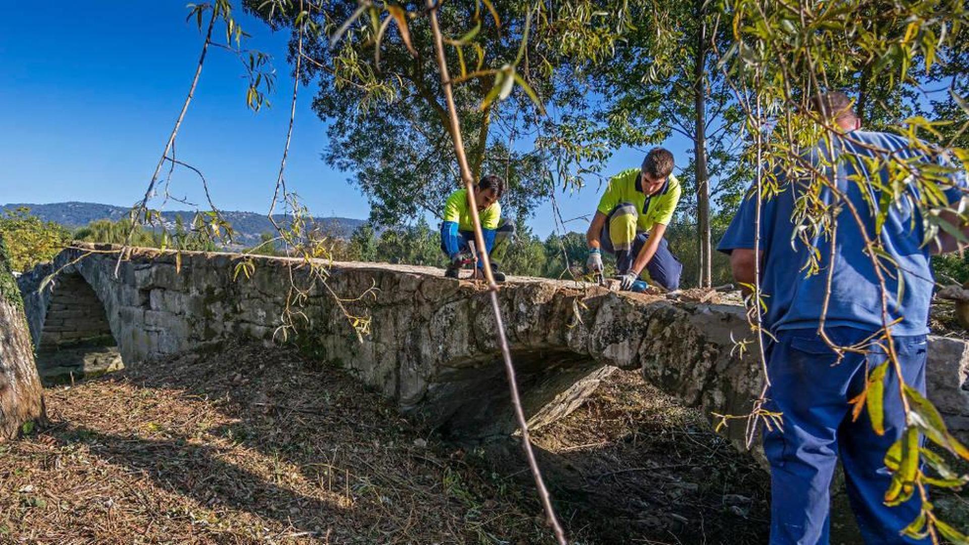 Puente románico del siglo XII sobre el río Ubagua, en Riezu. Los trabajos lo han despejado de maleza  y malas hierbas además de consolidar algunas piedras.