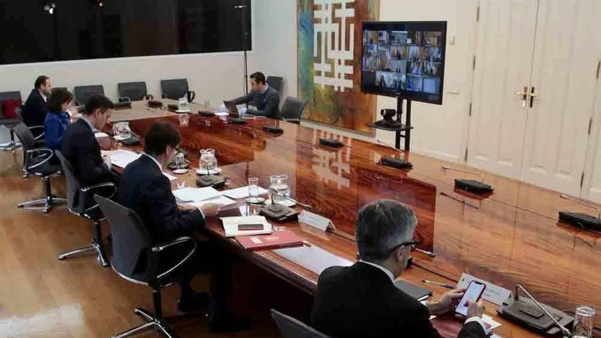 Sánchez reconoce a los presidentes autonómicos el retraso en la entrega de material