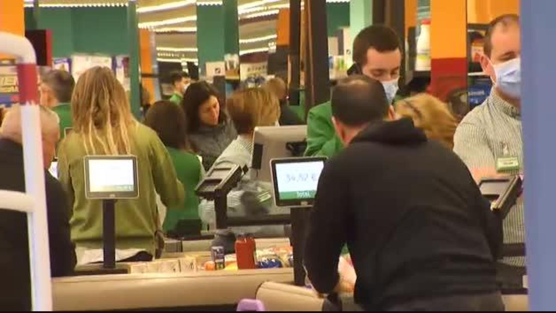 Vídeo: El Gobierno da una moratoria de 24 horas para la suspensión de las actividades no esenciales