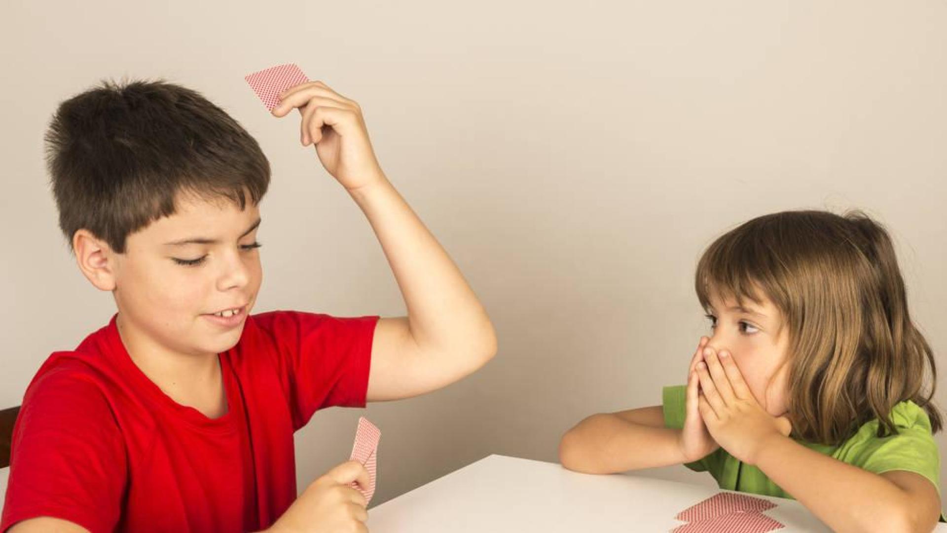 Fotografía de niños jugando a las cartas.