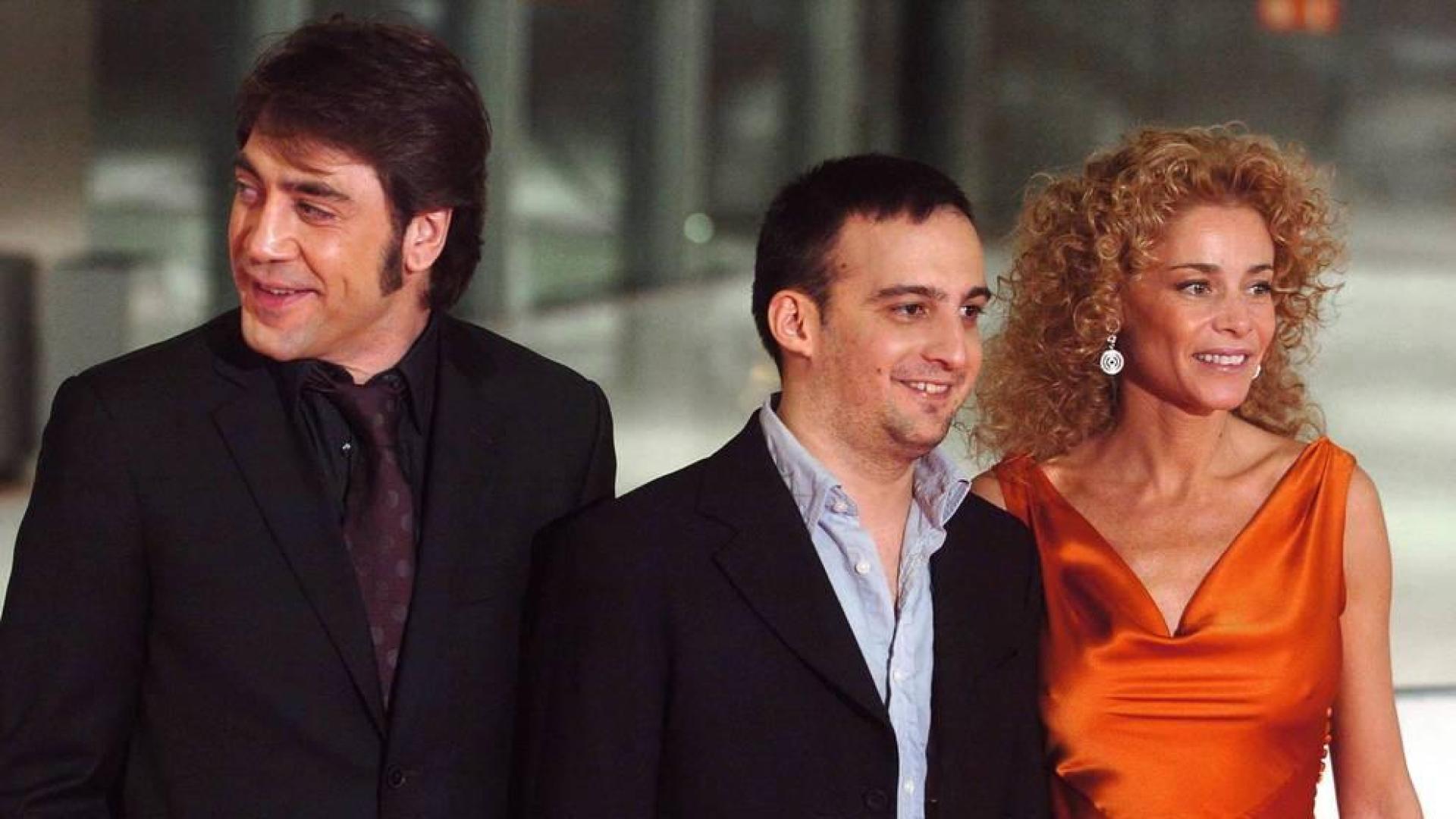 Alejandro Amenábar (centro), junto a Javier Bardem y Belén Rueda, protagonistas de la película 'Mar adentro'.