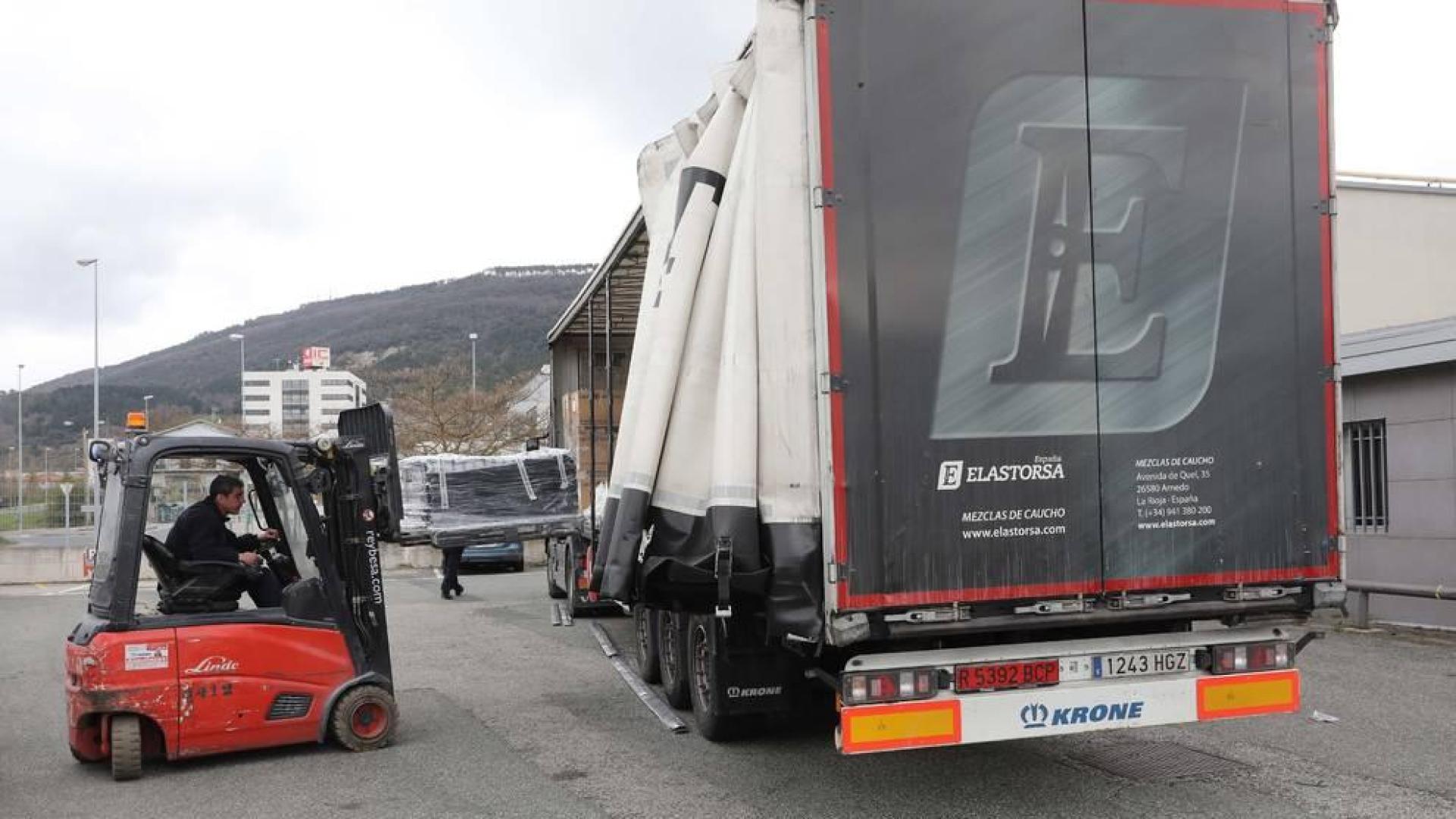 Un operario trabaja en la descarga de un camión a las puertas de Industrias del Caucho.