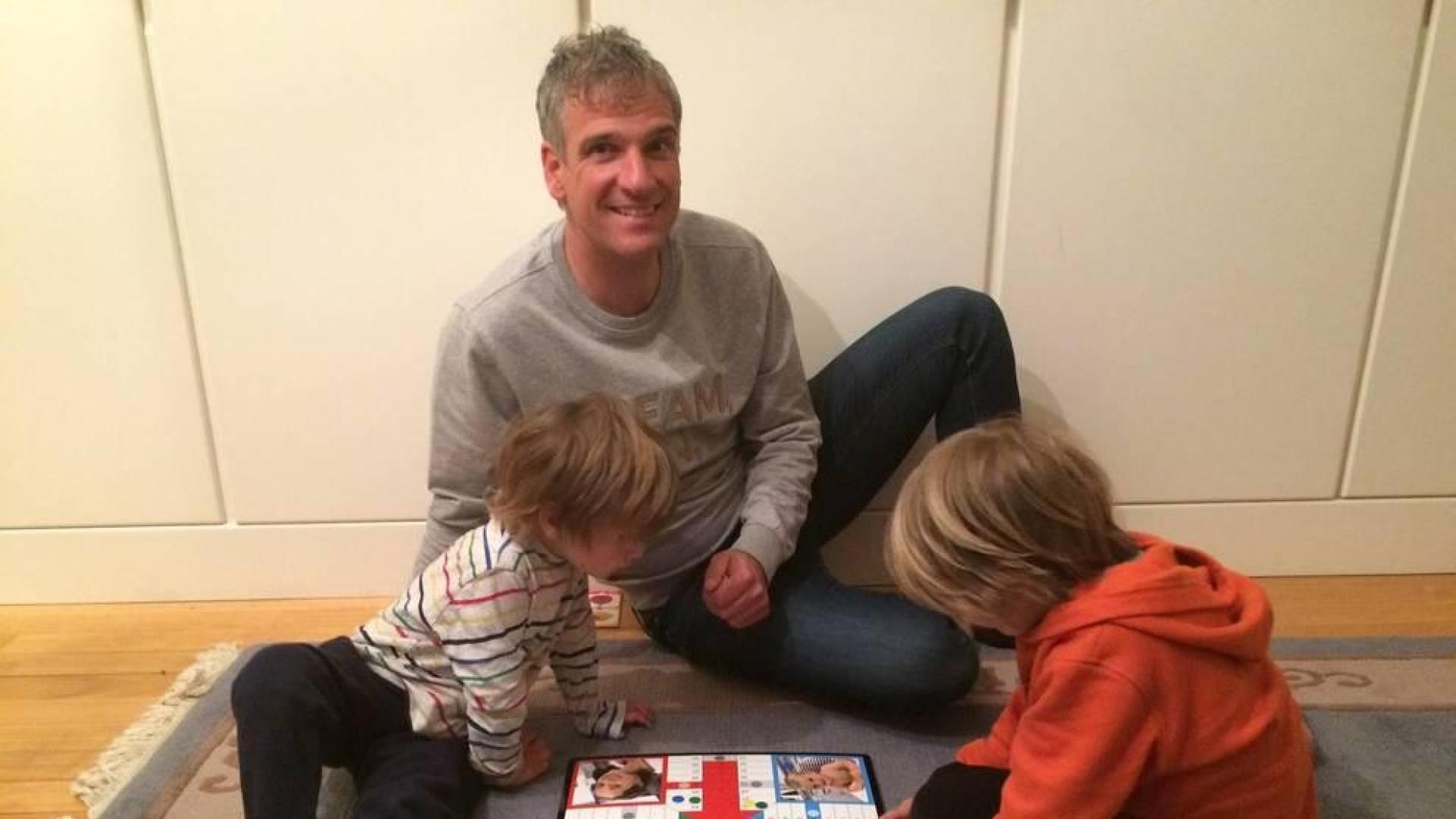 Javi Lerga juega al parchís con sus dos hijos, Mateo y Telmo, este lunes en su casa.