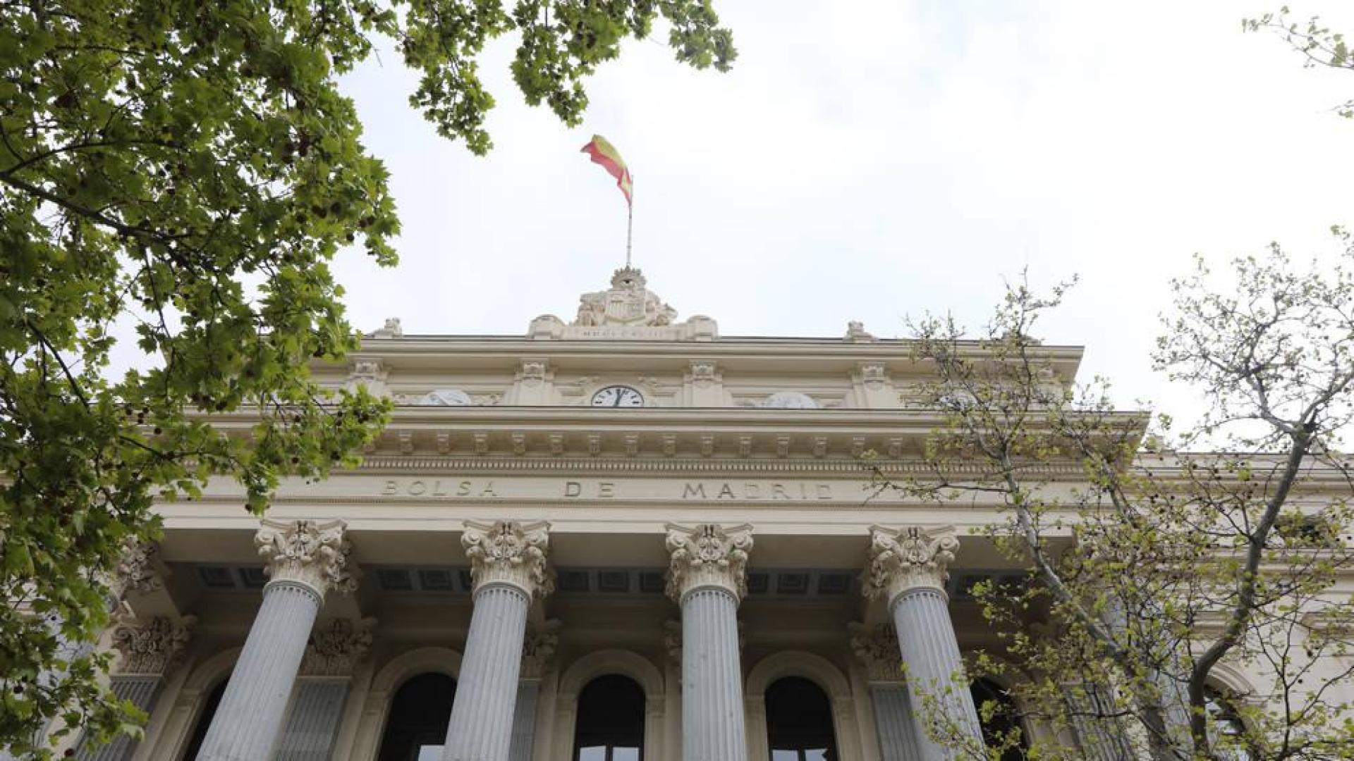 El Ibex 35 cae un 0,32% y defiende los 6.700 enteros tras el parón económico