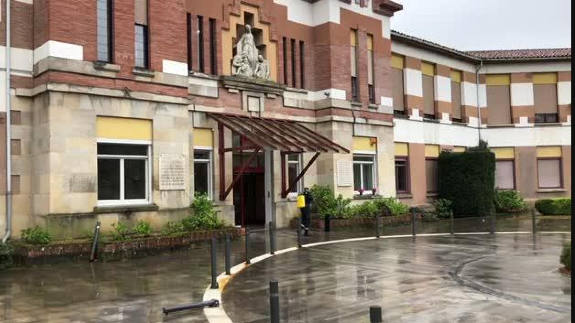 Trabajos de limpieza de la UME en la Casa de la Misericordia de Pamplona