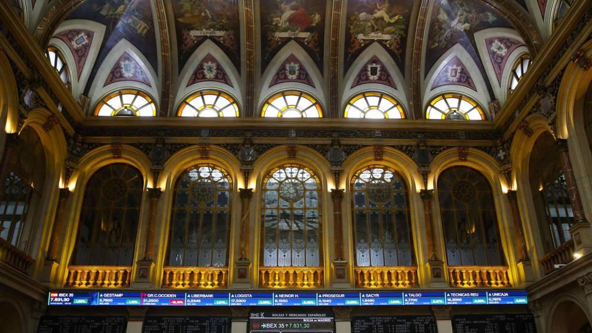 El Ibex 35 rebota casi un 2% y busca los 7.600 enteros, inmerso en la volatilidad