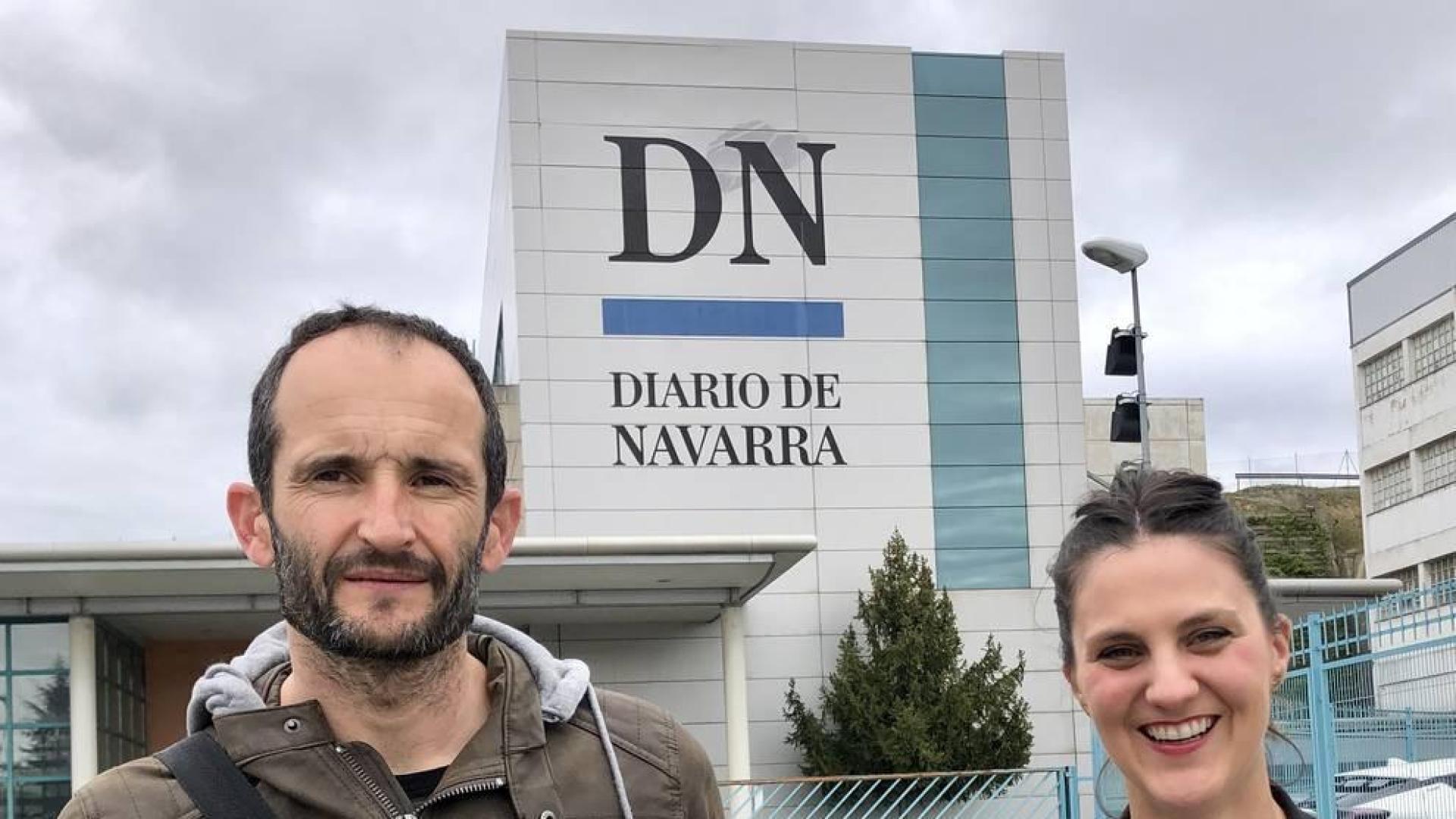 El ganador Pedro Echarte y Cristina Esandi, directora de marketing de Jata, en el momento de la entrega del premio en el exterior de las
instalaciones de Diario de Navarra en Cordovilla.
