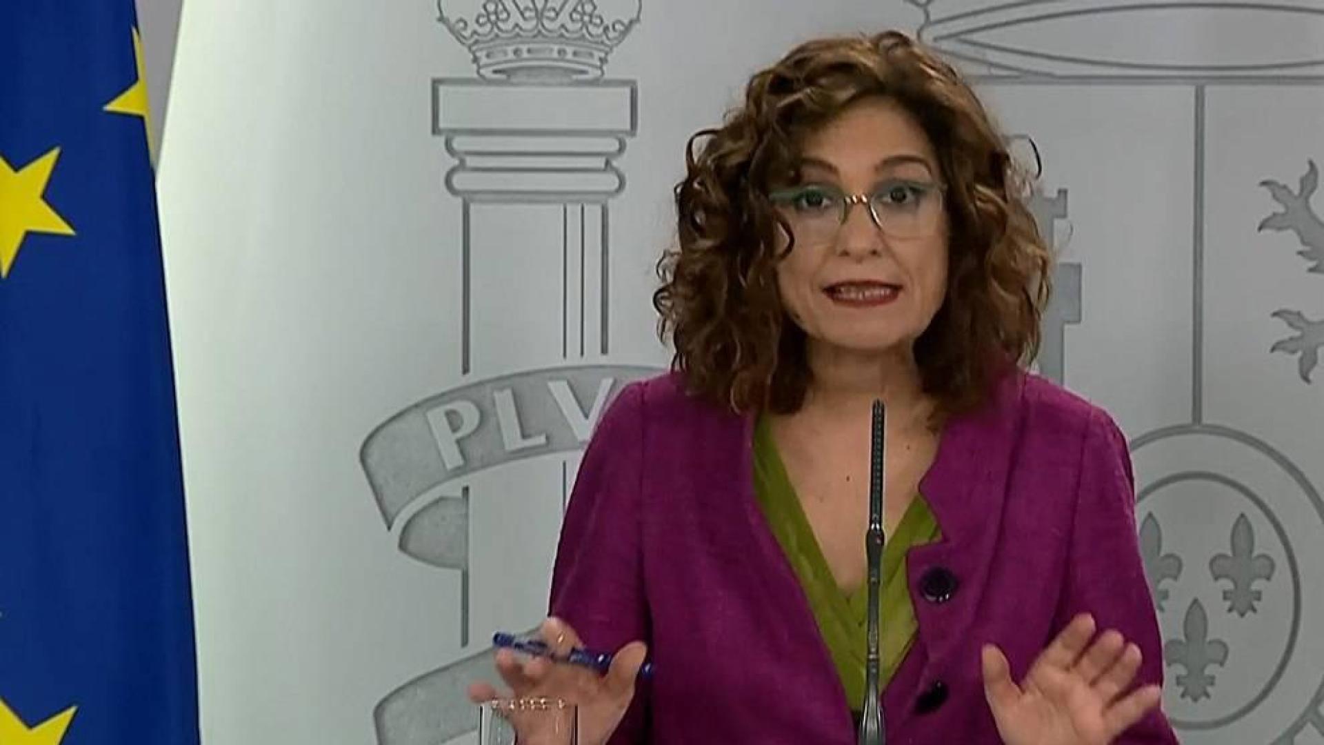 Captura de la señal institucional del Palacio de la Moncloa que muestra a la portavoz del Gobierno y ministra de Hacienda, María Jesús Montero, durante la rueda de prensa ofrecida en Madrid tras el Consejo de Ministros celebrado, este martes.