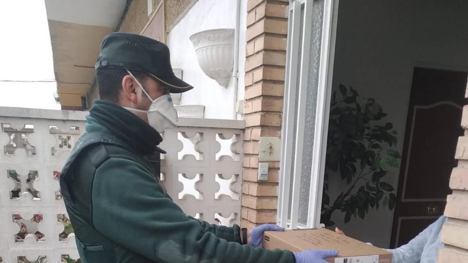 Entrega de material informático a alumnos de Villafranca, Milagro y Marcilla