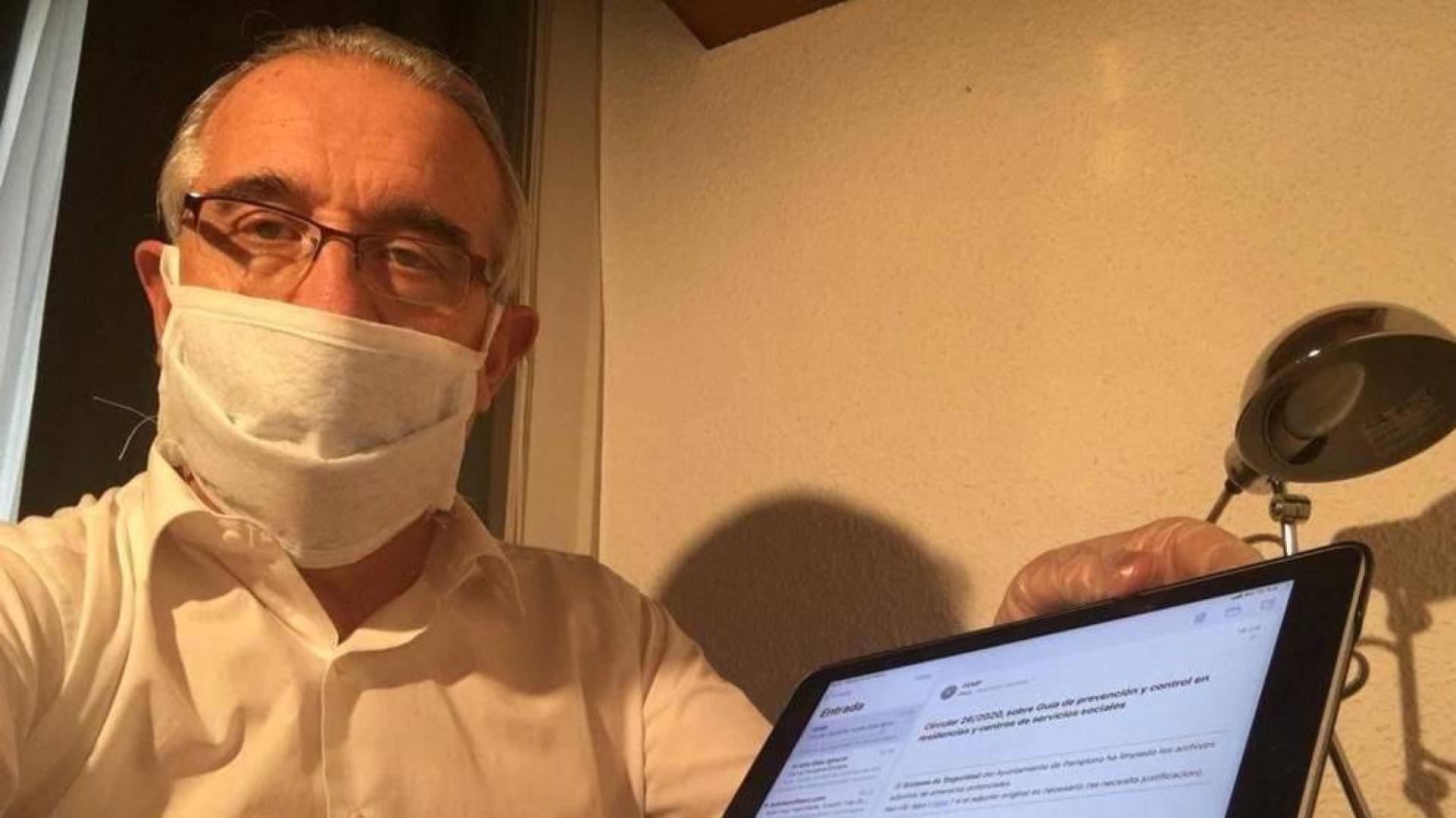 Enrique Maya, en su casa de Pamplona, protegido por una mascarilla.
