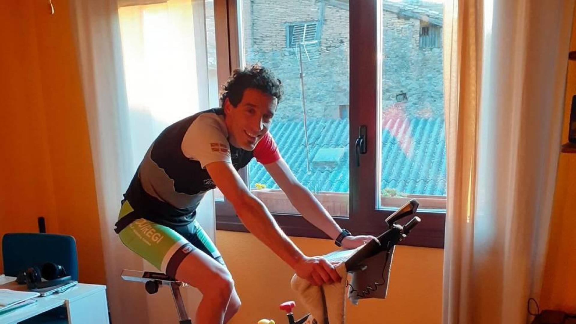 Xabier Zarranz, vigente campeón navarro de carreras de montaña y trail, sobre la bicicleta de 'spinning'.