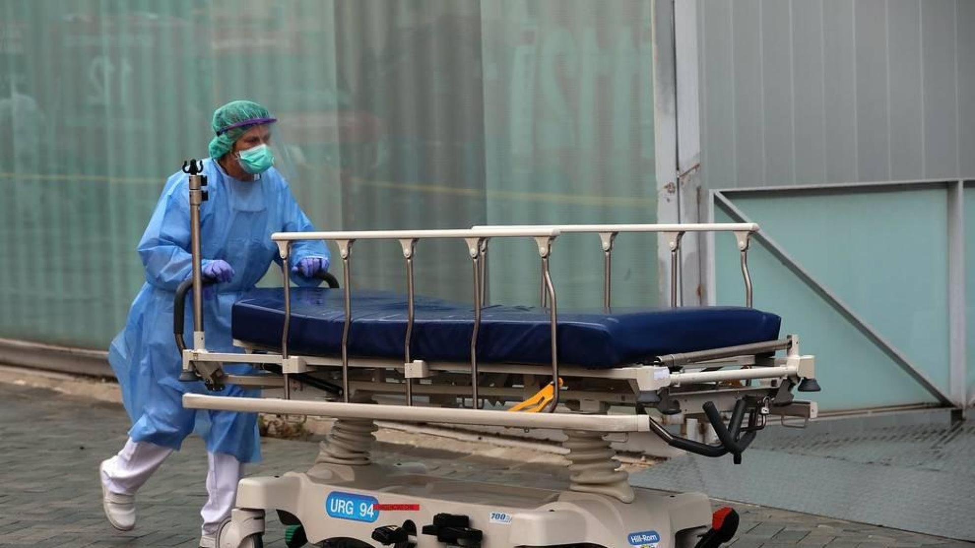 Trabajos en el Complejo Hospitalario de Navarra para desinfectar las camillas de coronavirus.