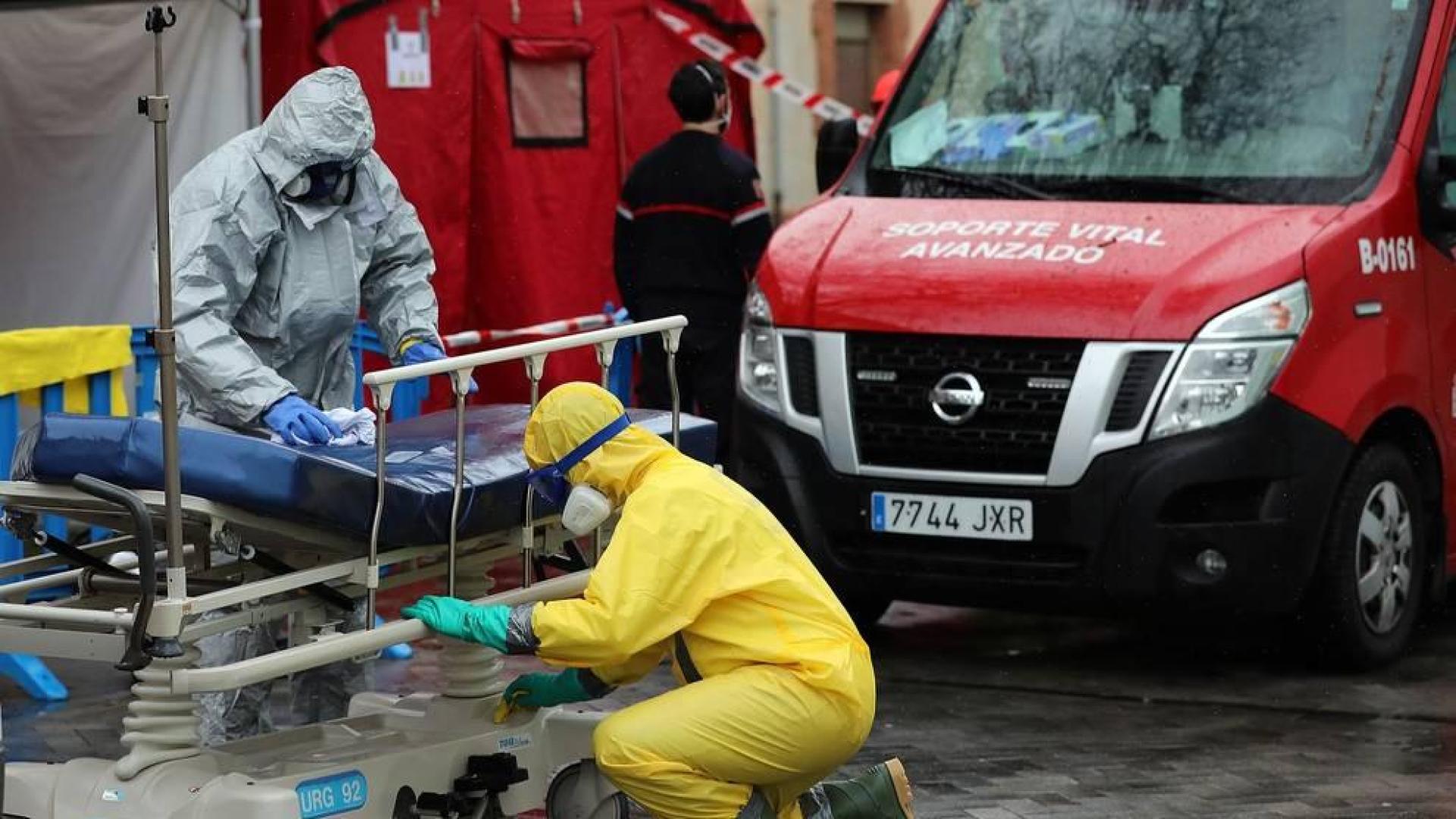 Trabajos en el Complejo Hospitalario de Navarra para desinfectar las camillas de coronavirus.