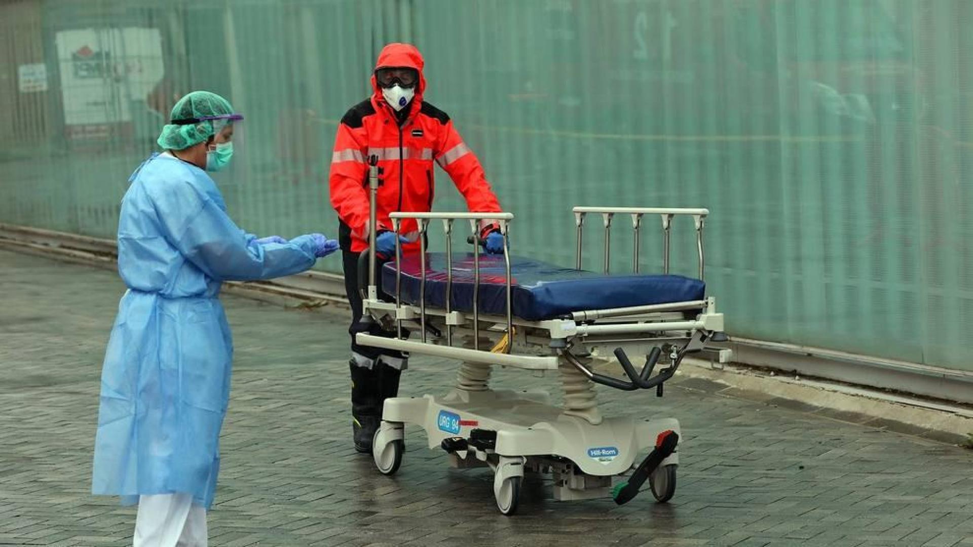 Trabajos en el Complejo Hospitalario de Navarra para desinfectar las camillas de coronavirus.