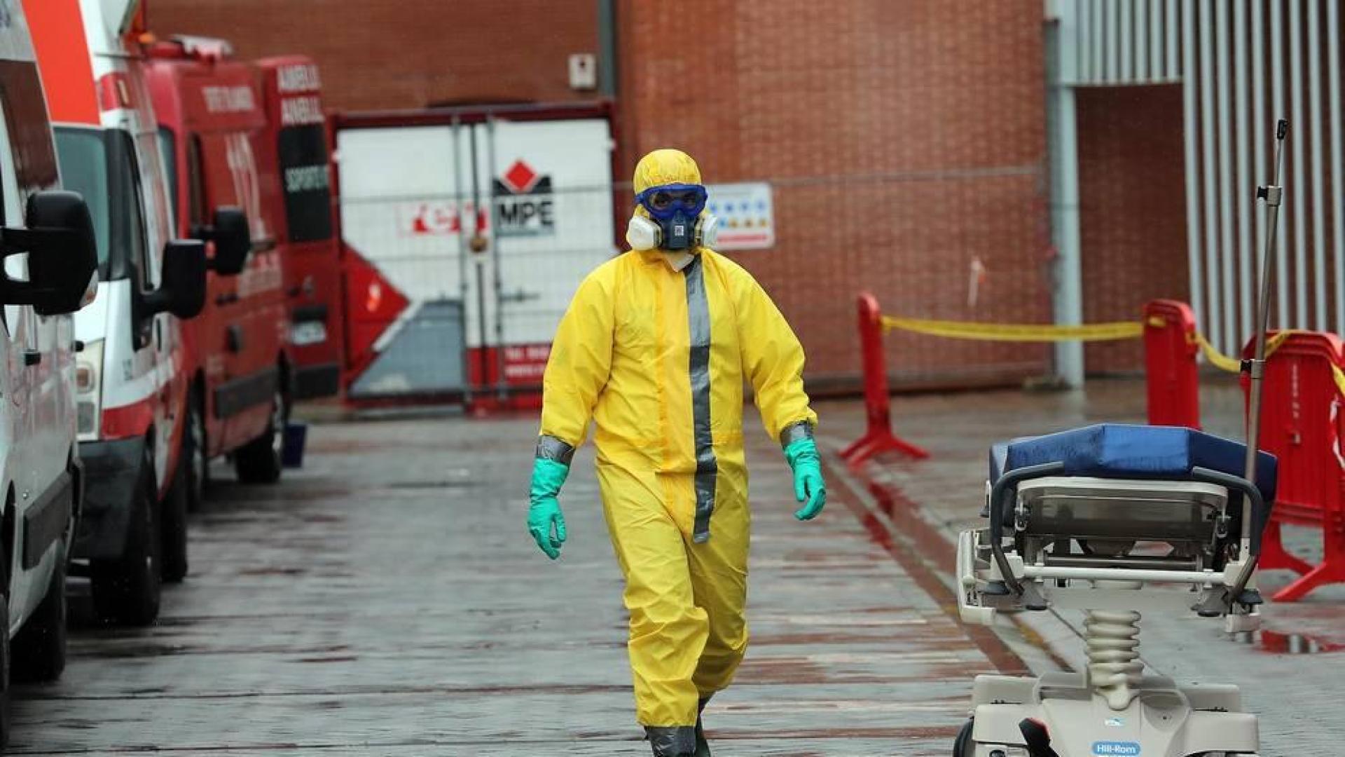 Trabajos en el Complejo Hospitalario de Navarra para desinfectar las camillas de coronavirus.