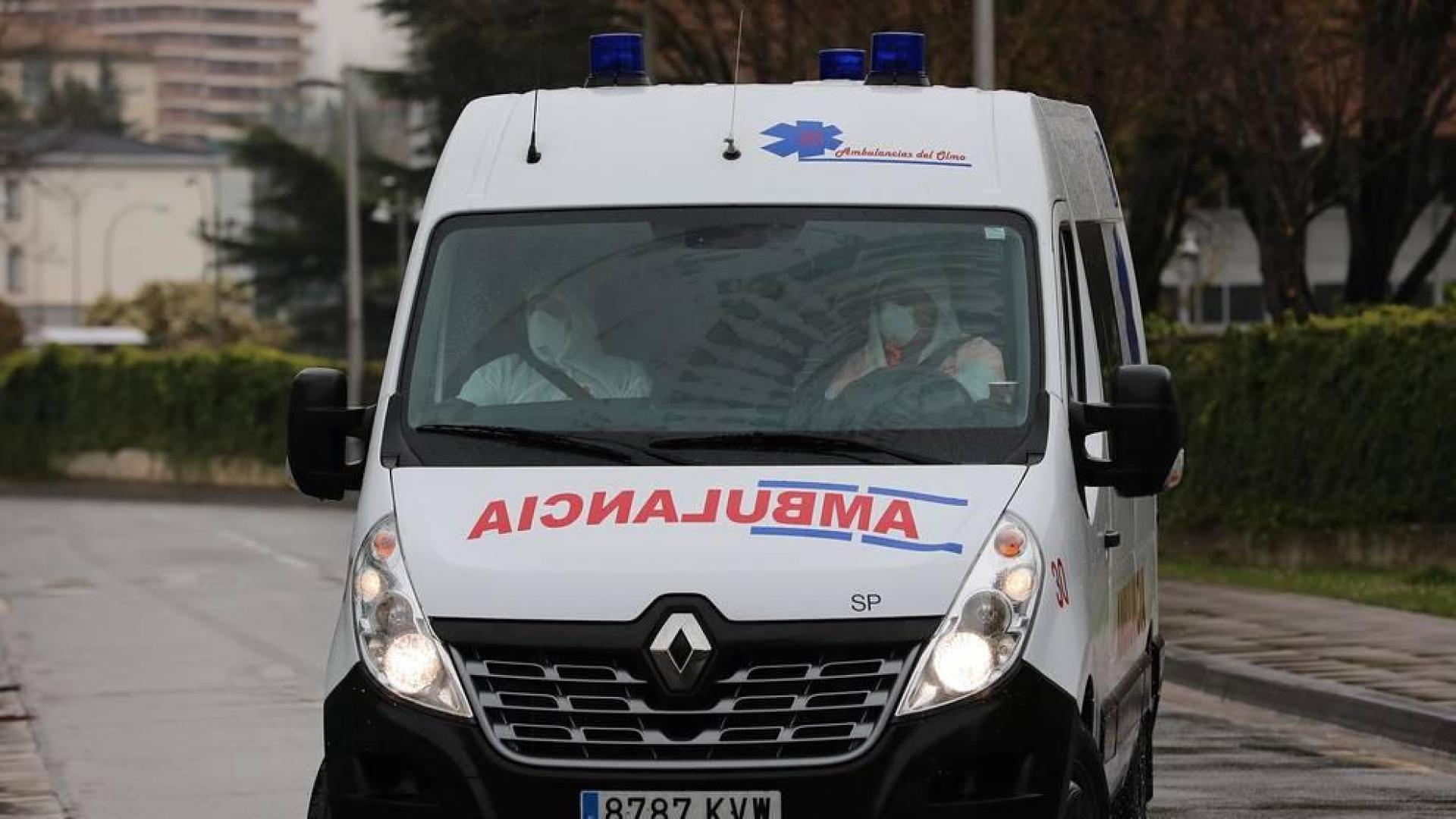 Trabajos en el Complejo Hospitalario de Navarra para desinfectar las camillas de coronavirus.