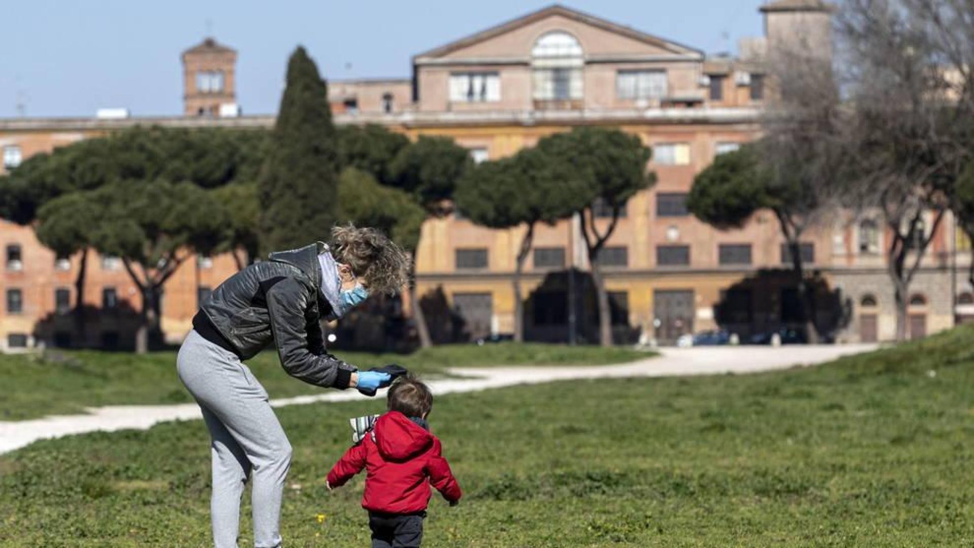 Una mujer y su hijo, en el Circo Massimo de Roma.