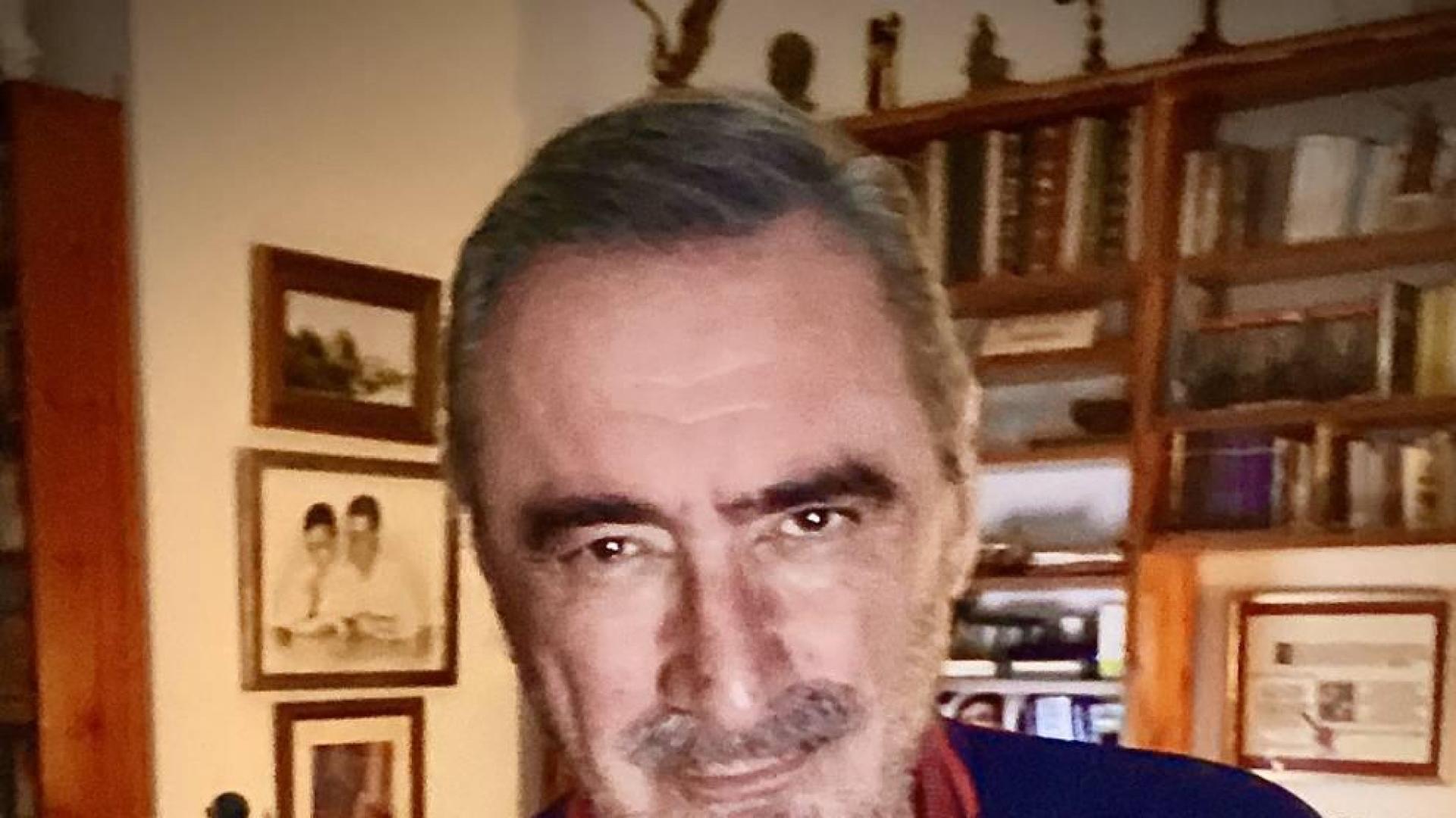 Carlos Herrera hace su programa de radio de hoy con la camiseta de Osasuna