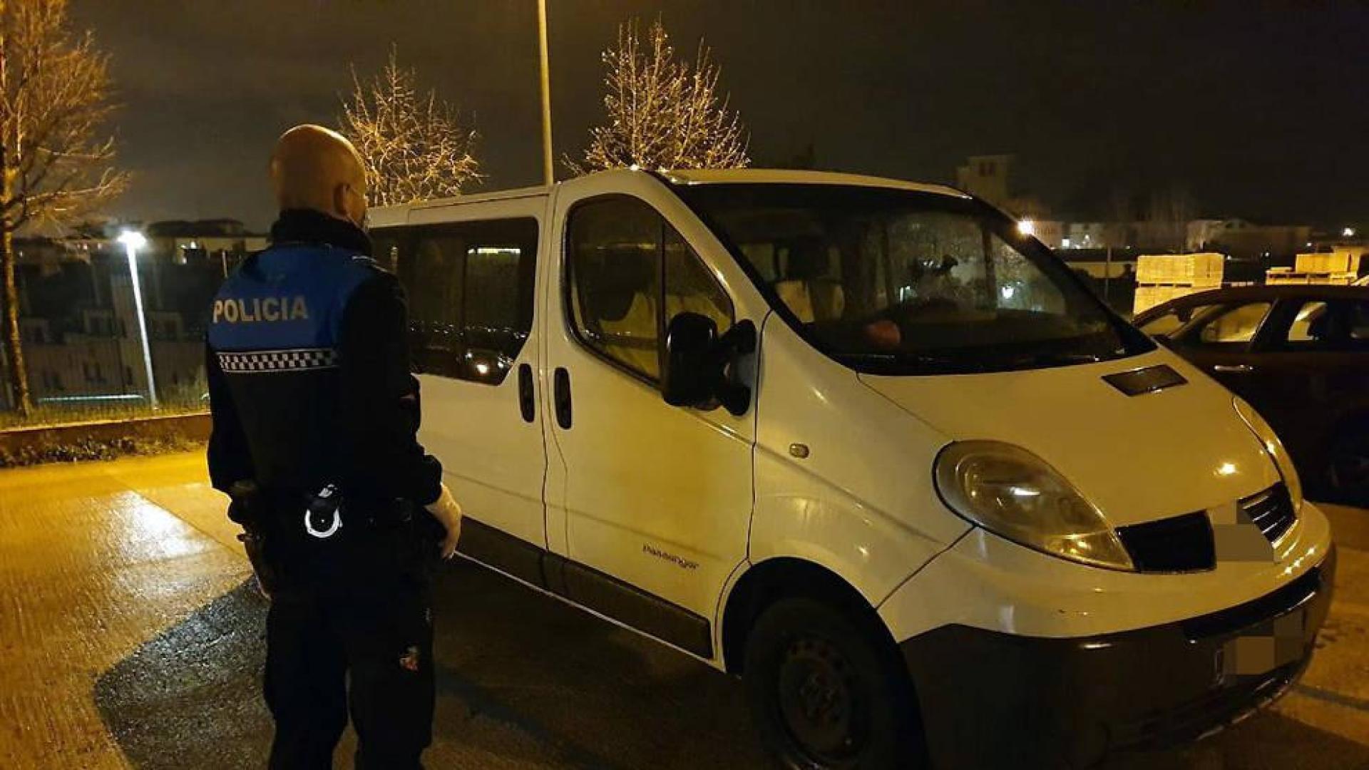 Un agente de la Policía Municipal de Noáin, junto al vehículo interceptado.