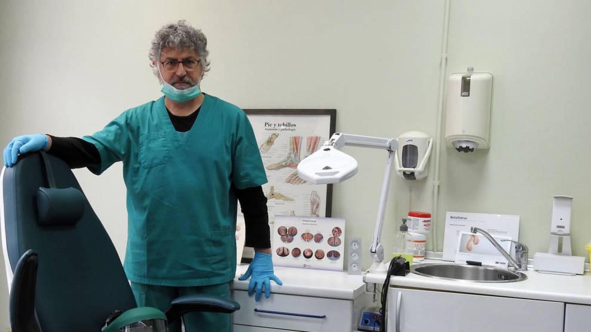 Luis Ángel Arigita Muro en una de las consultas donde atiende a los pacientes en San Adrián.