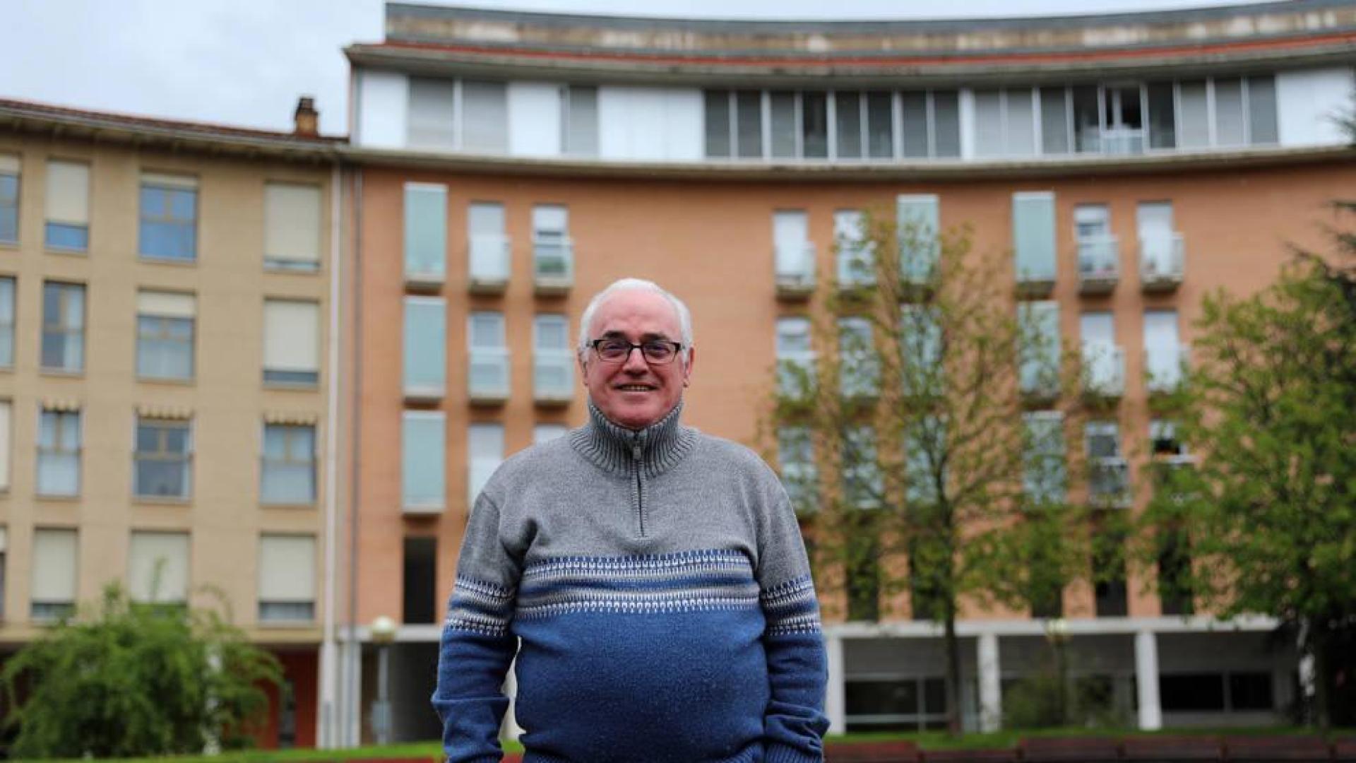 José Luis Carreras abandonó este miércoles por unos minutos el confinamiento que cumple en uno de los apartamentos tutelados de Pamplona.