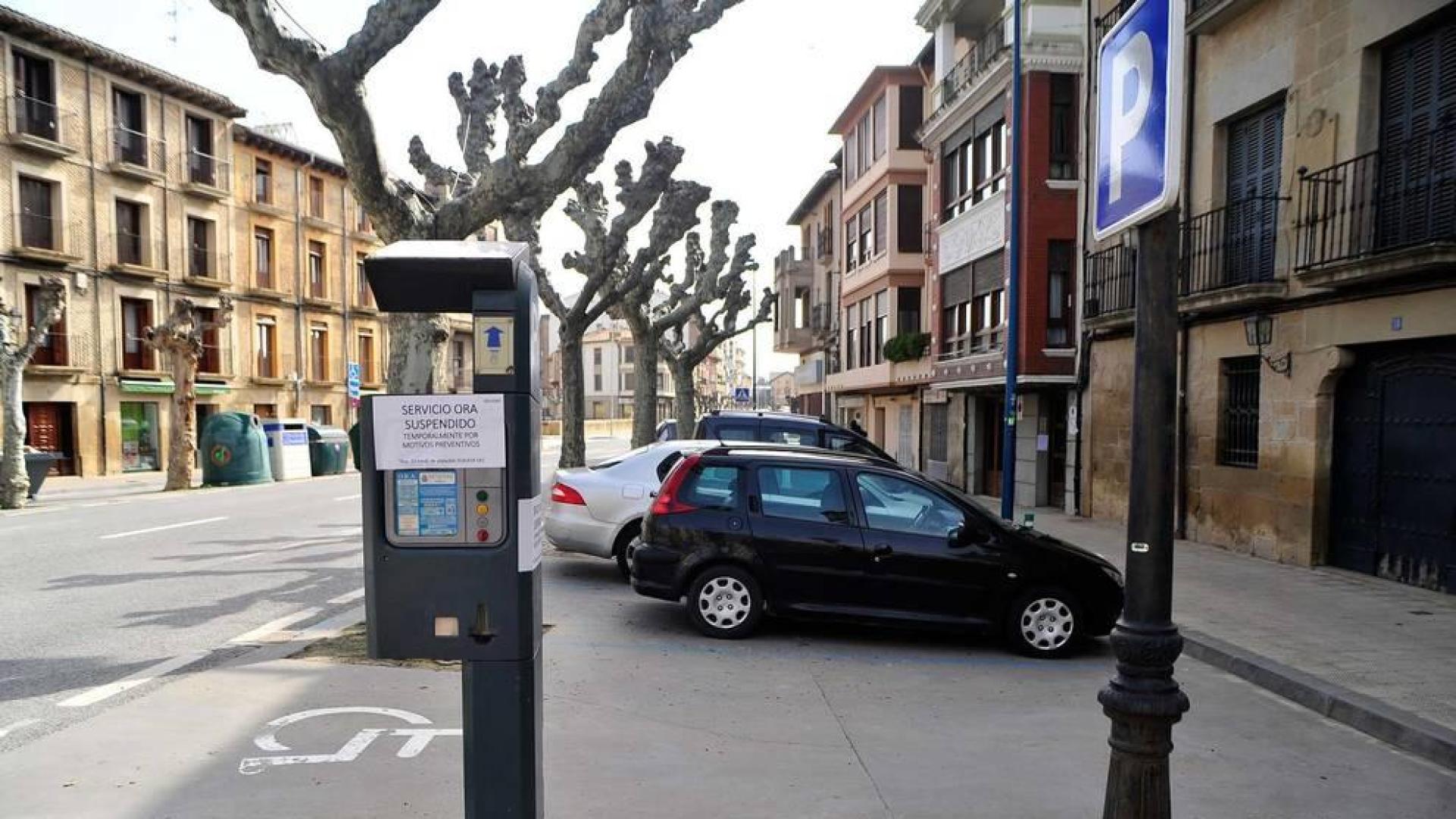 Un cartel anuncia en el parquímetro la suspensión del servicio.