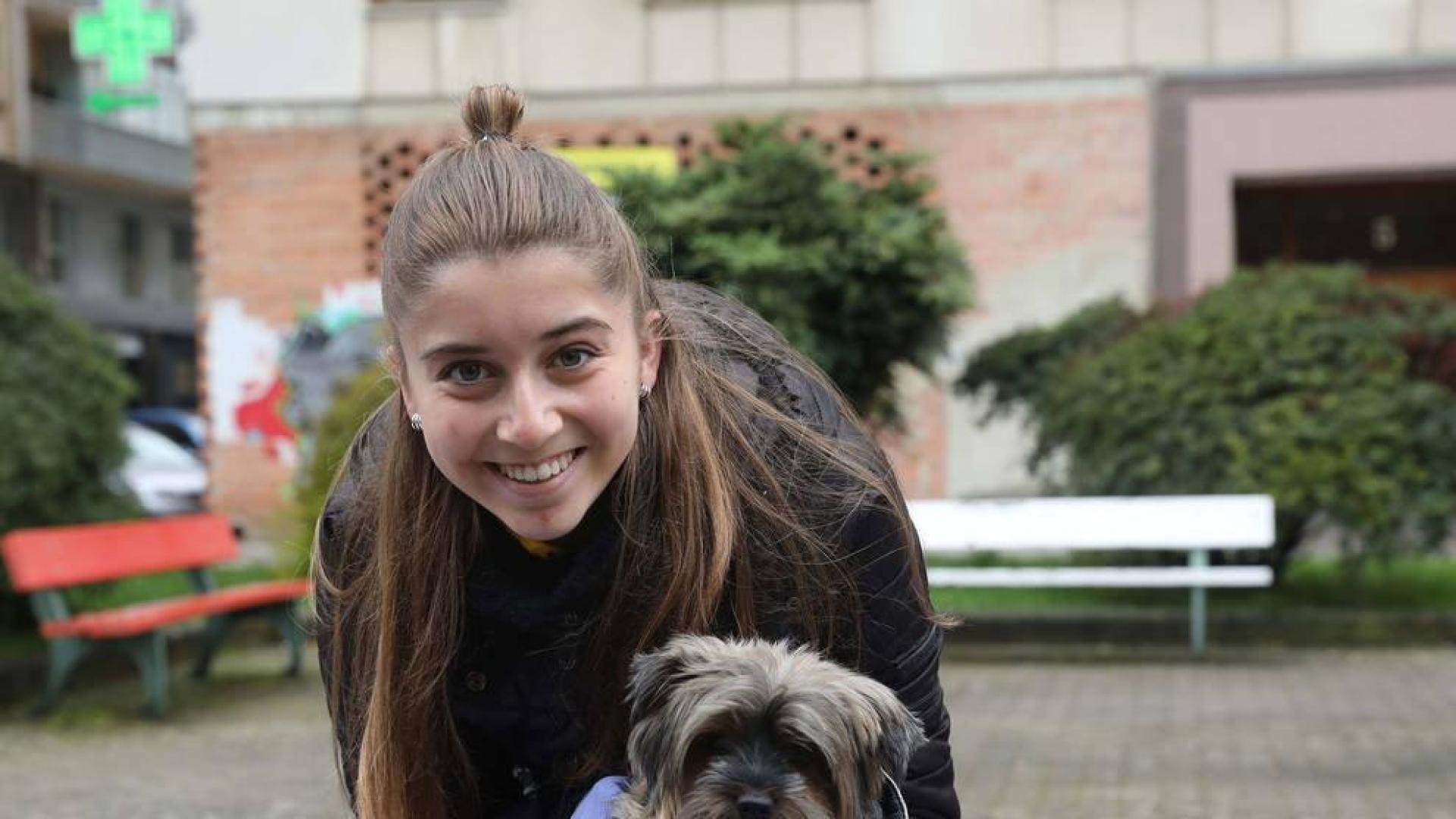 Lorena Fernández Lazcano sostiene a Neska.