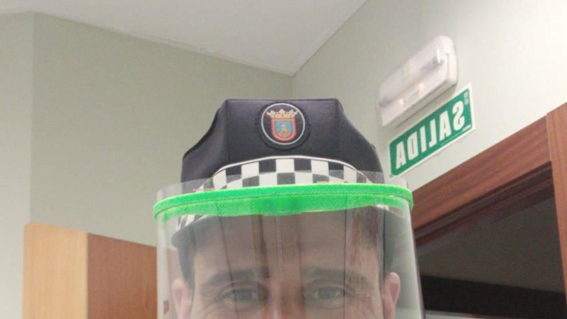 Gorka Busto con equipo donado por Ayuda Makers Navarra.