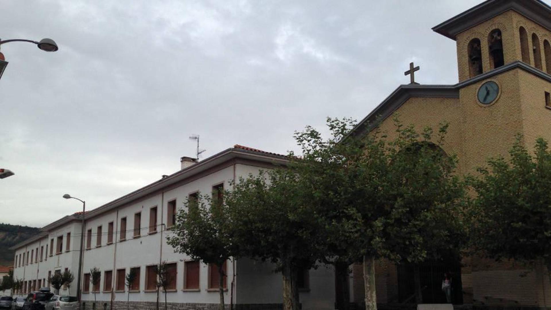 El colegio María Auxiliadora y la parroquia de San José, en la calle Cuenca de Pamplona de la Chantrea.