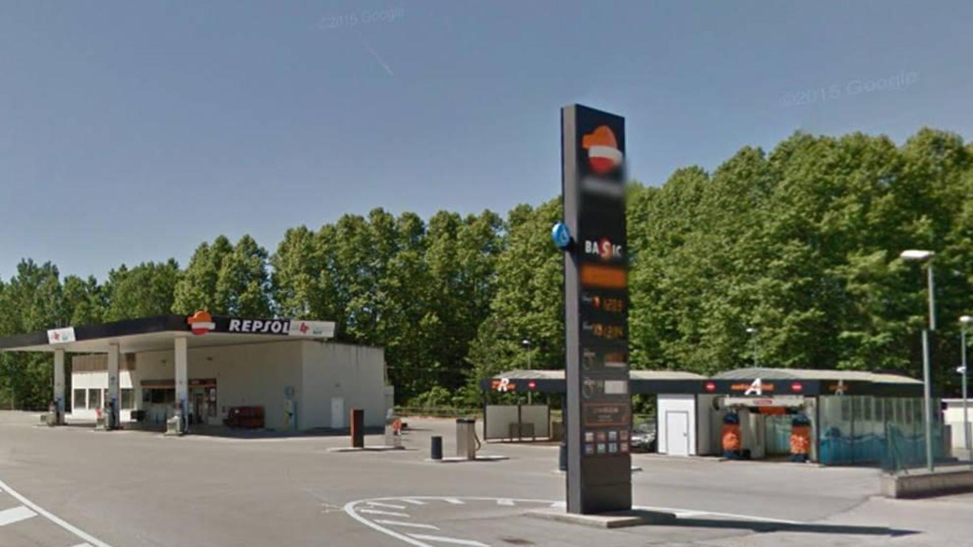 Un niño pide ayuda en una gasolinera porque su madre conducía bebida