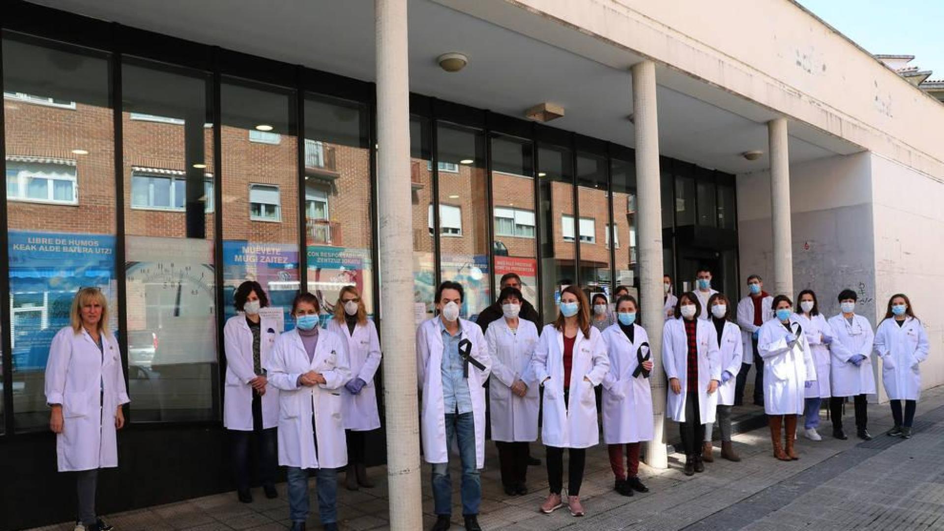 Minuto de silencio del personal sanitario del centro de salud de la Rochapea por los médicos fallecidos en España por el coronavirus