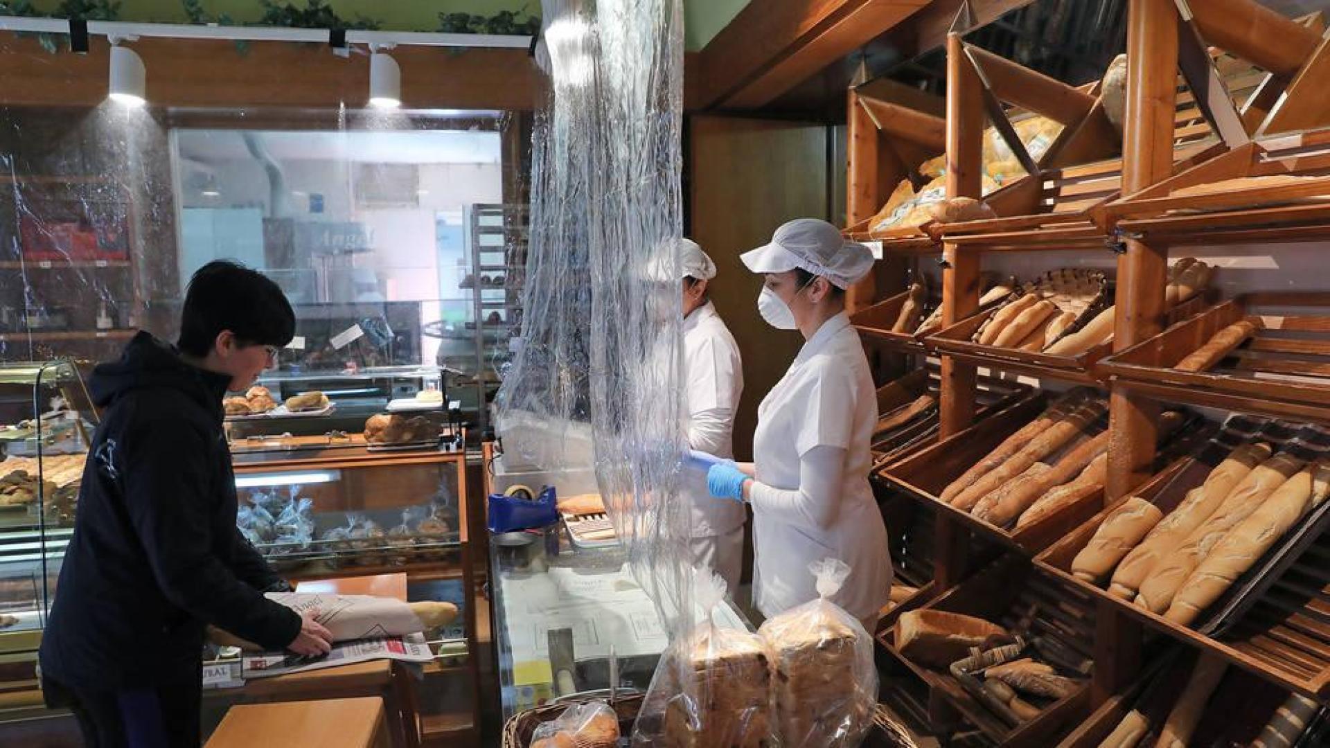 La panadería  'Ángel', uno de los establecimientos emblemáticos de Barañáin, acondicionada para la situación de alarma.