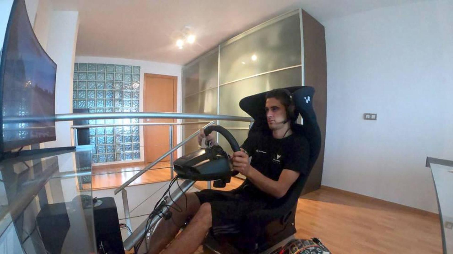 Cada día Mikel Azcona se coloca en su asiento baquet para pilotar con el simulador que tiene en su domicilio.