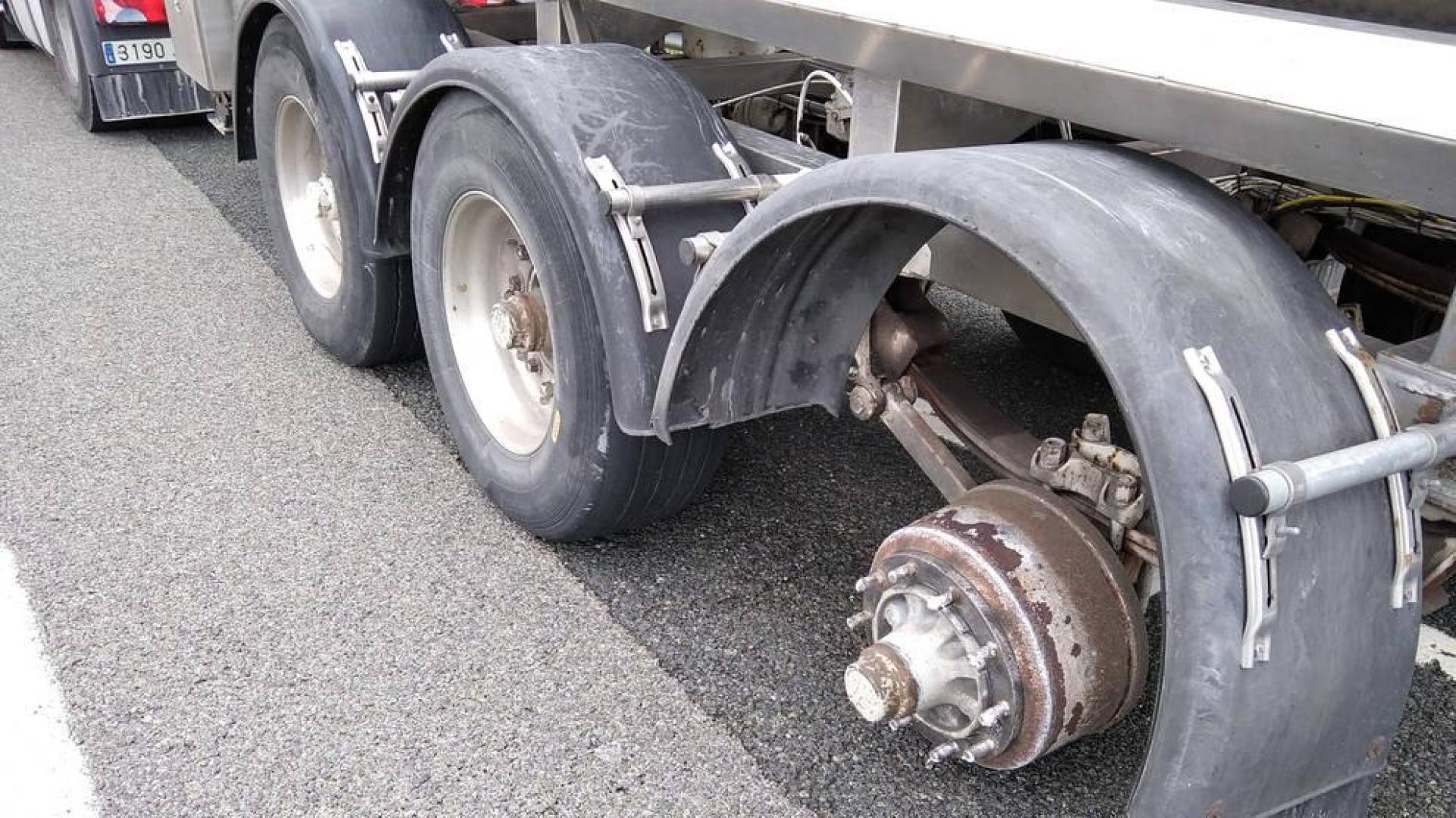 Un camionero pierde una de sus ruedas cuando circulaba por la A-15