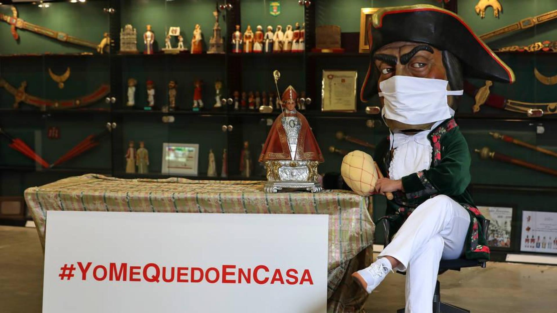 Caravinagre, cubierto con una mascarilla, sentado en la que es su casa, la sede de la Comparsa de Gigantes y Cabezudos de Pamplona.