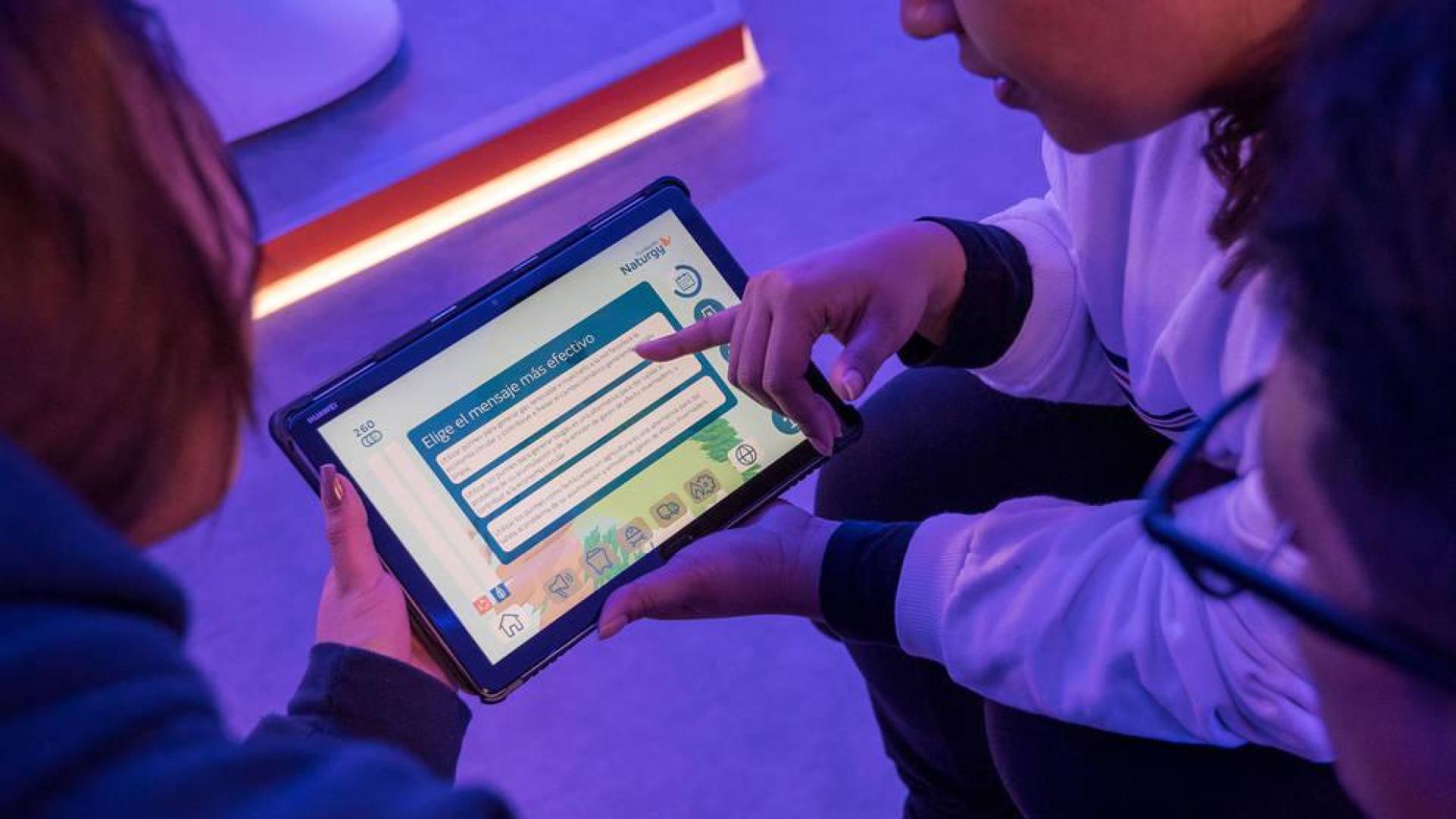 Varios jóvenes con el programa Efigy Education en una tablet