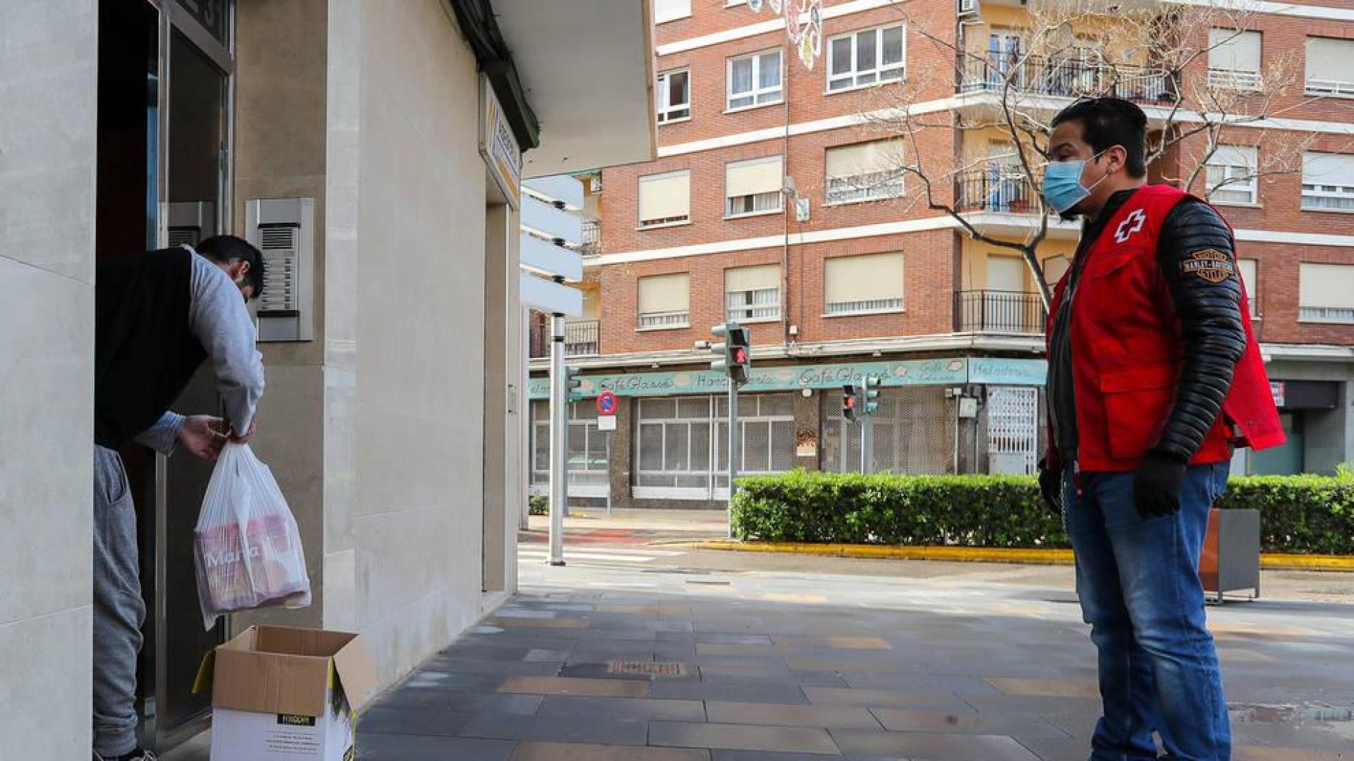 Cruz Roja recomienda no entrar en la casa del vecino cuando se le lleve la compra