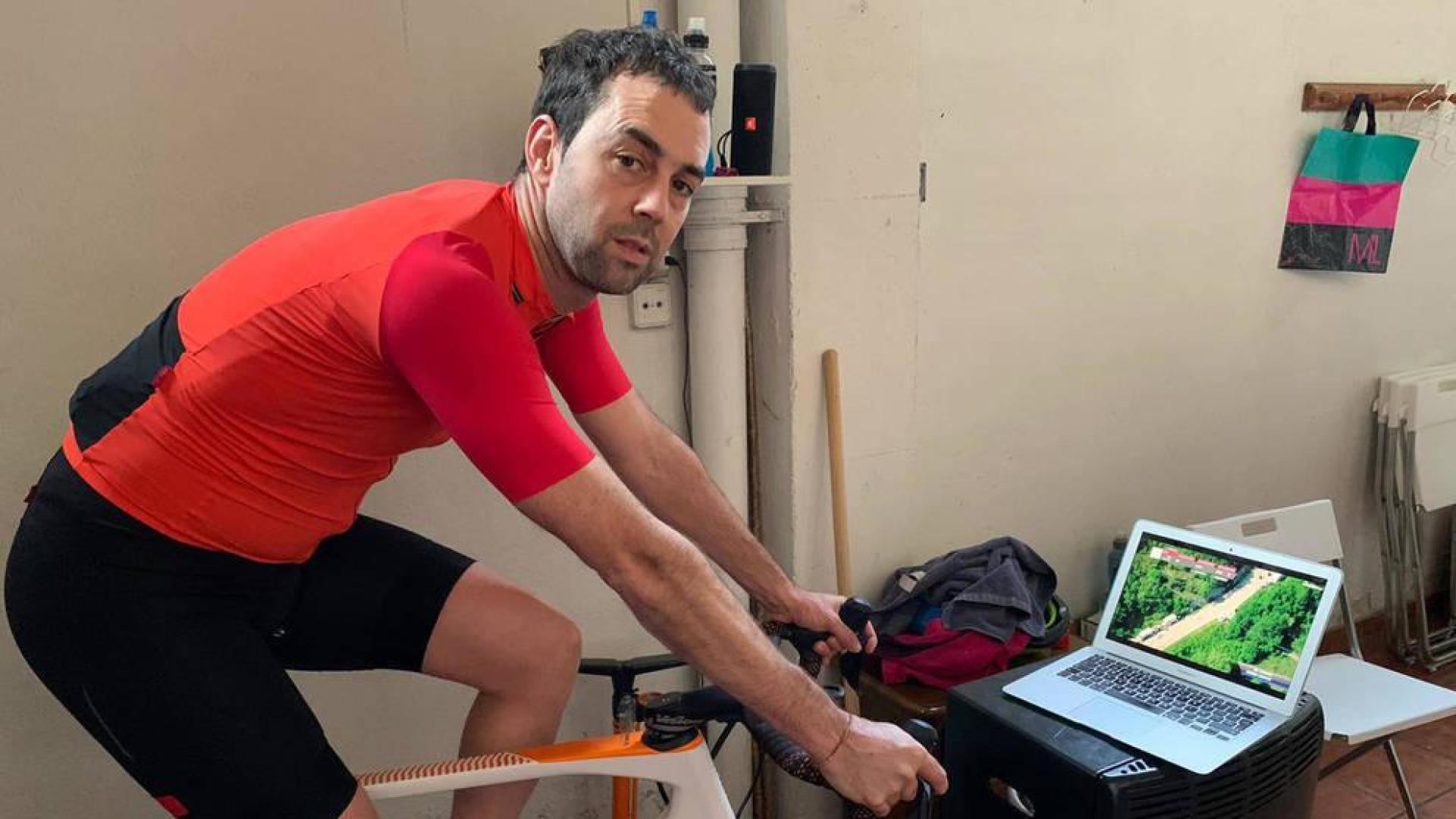 ZAPATERO, A TUS ZAPATOS. A pesar de que Azanza dejó de ser ciclista hace siete años, sigue andando en bici. Y en estos días de confinamiento no le queda otra que echar mano del rodillo para mantener la forma física. En la imagen, haciendo rodillo en la bajera de su casa en Ziordia.