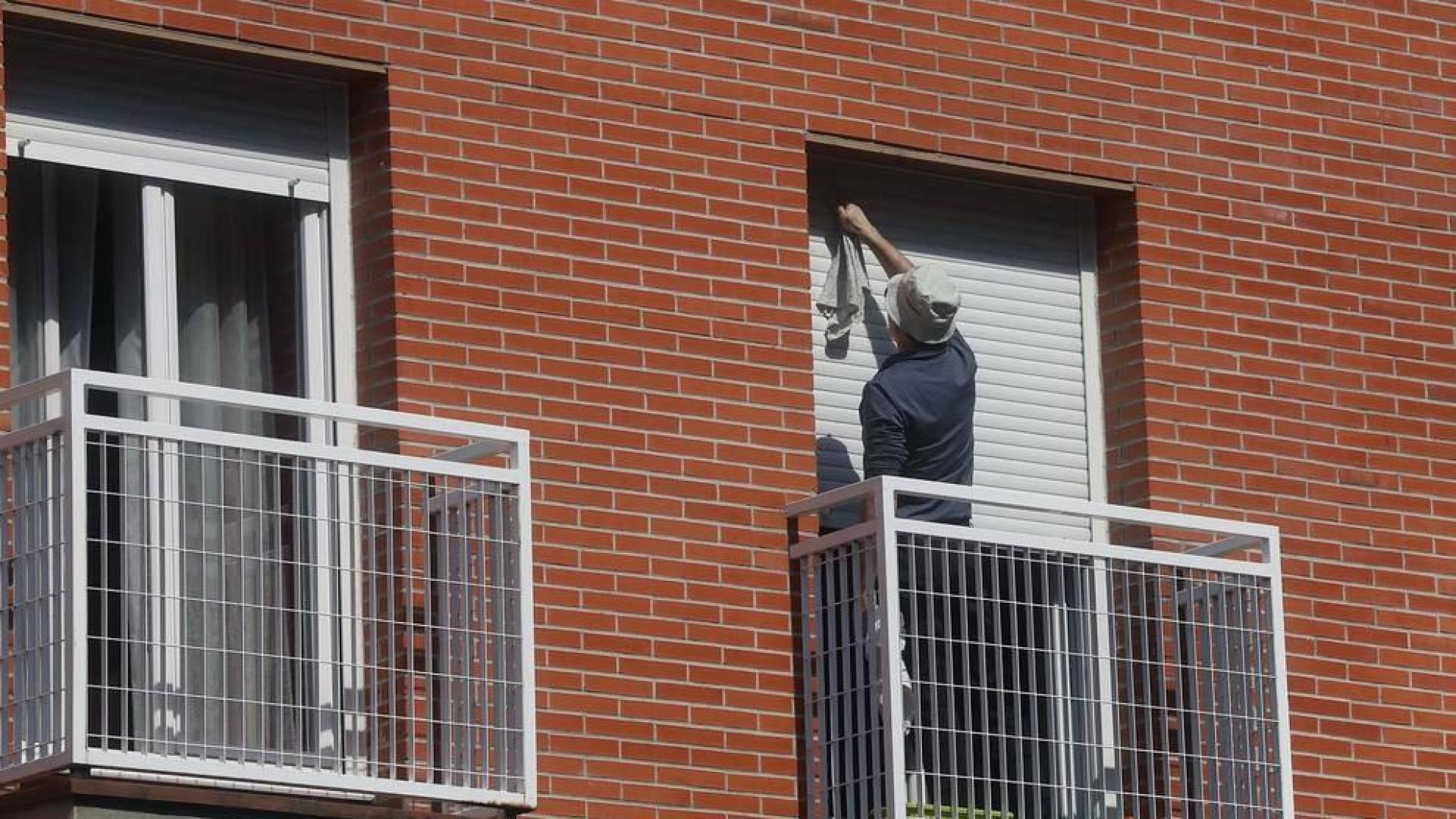 Calles vacías, pañuelicos de San Fermín en los balcones por el 4 de abril, pocas personas a hacer la compra... El confinamiento por el coronavirus cambia el aspecto de Pamplona.