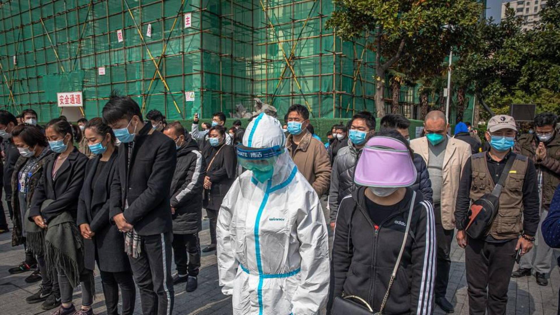 Cientos de millones de chinos guardan silencio por las víctimas del coronavirus
