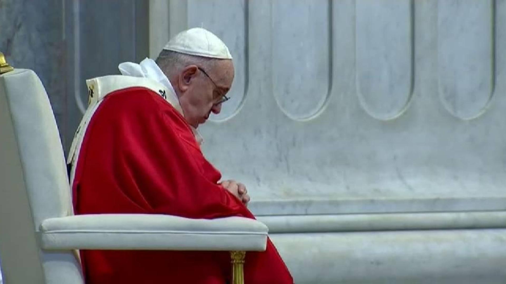 El papa oficia la misa de Domingo de Ramos en la Basílica de San Pedro casi vacía