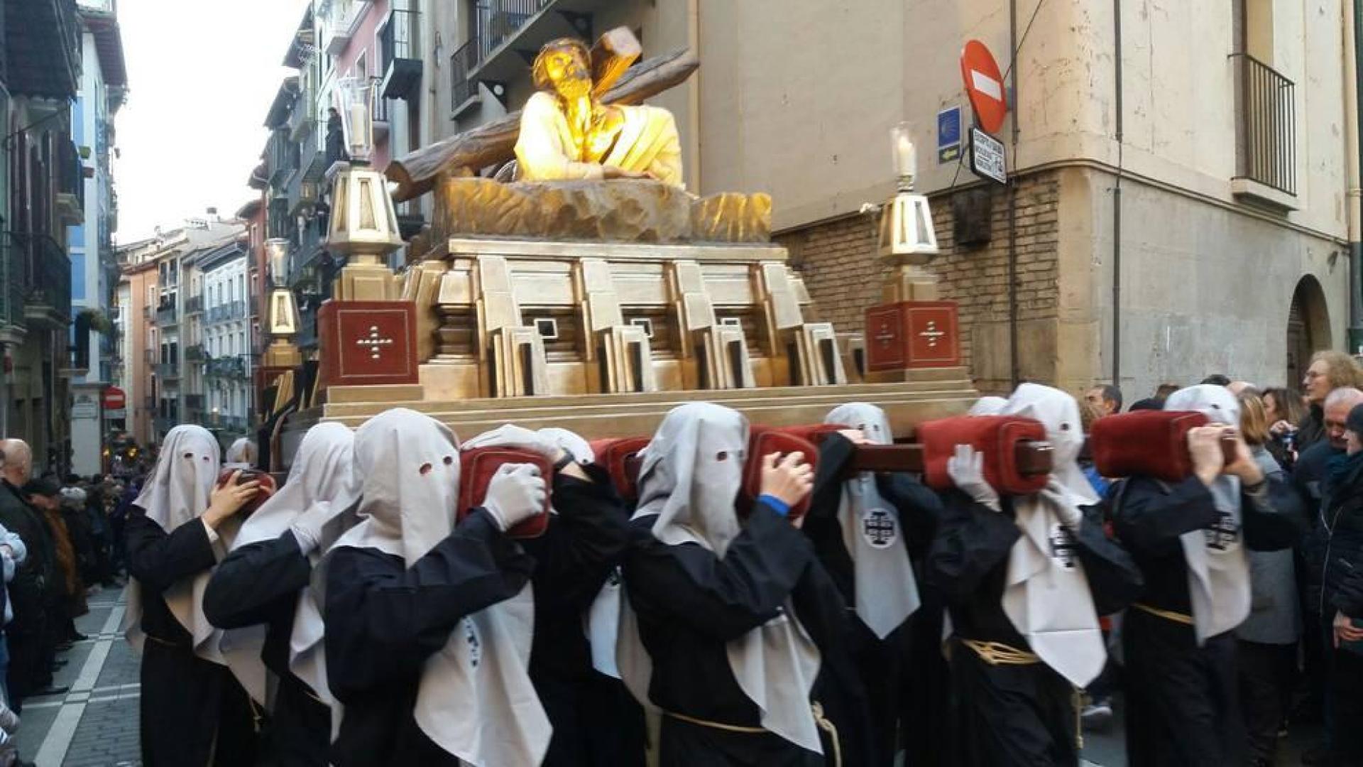Doce pasos componen la procesión del Santo Entierro de Pamplona celebrada este Jueves Santo, en la que han participado cerca de 2.000 personas