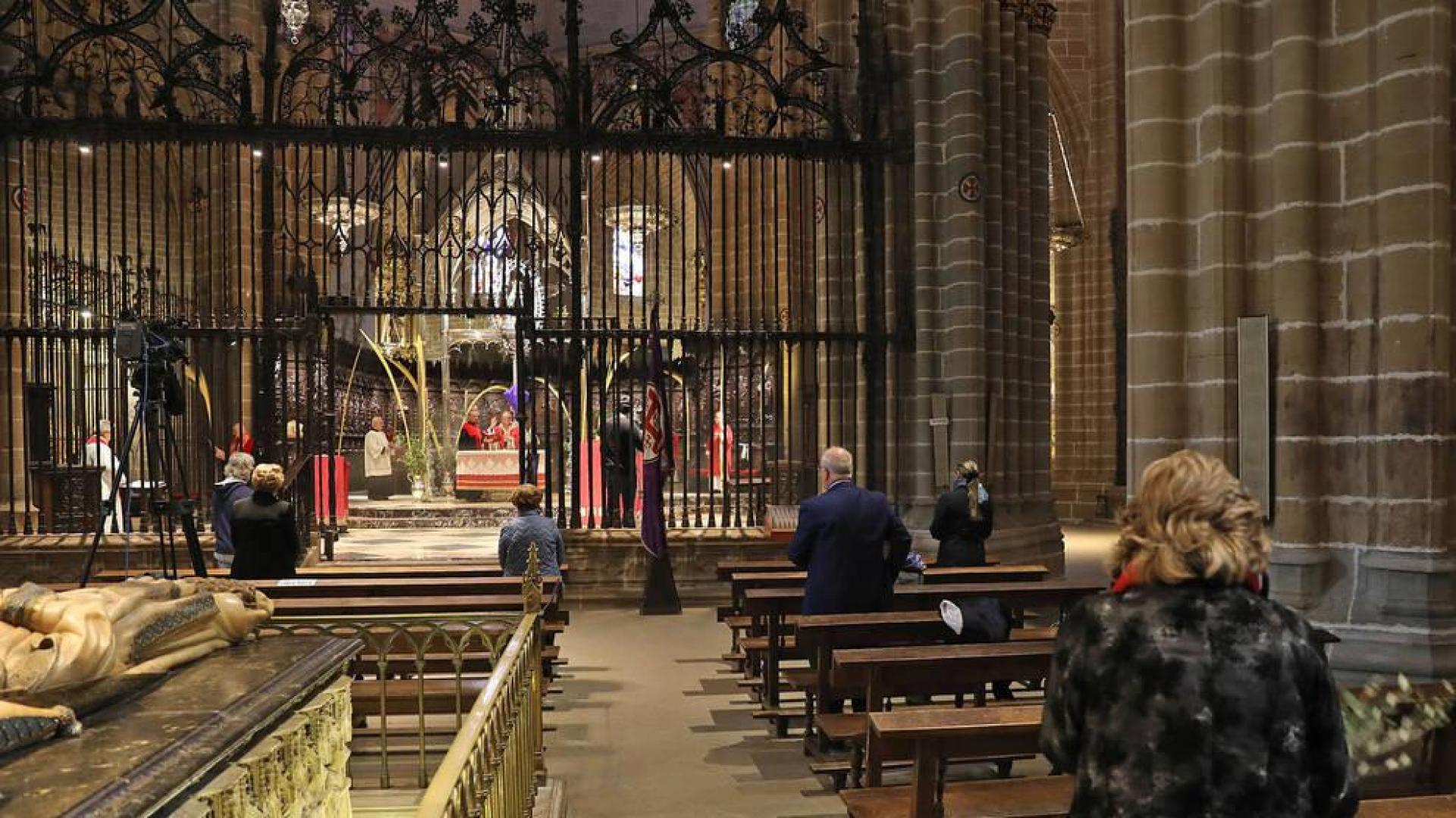 El arzobispo Francisco Pérez , en una catedral vacía, con tan solo ocho fieles.