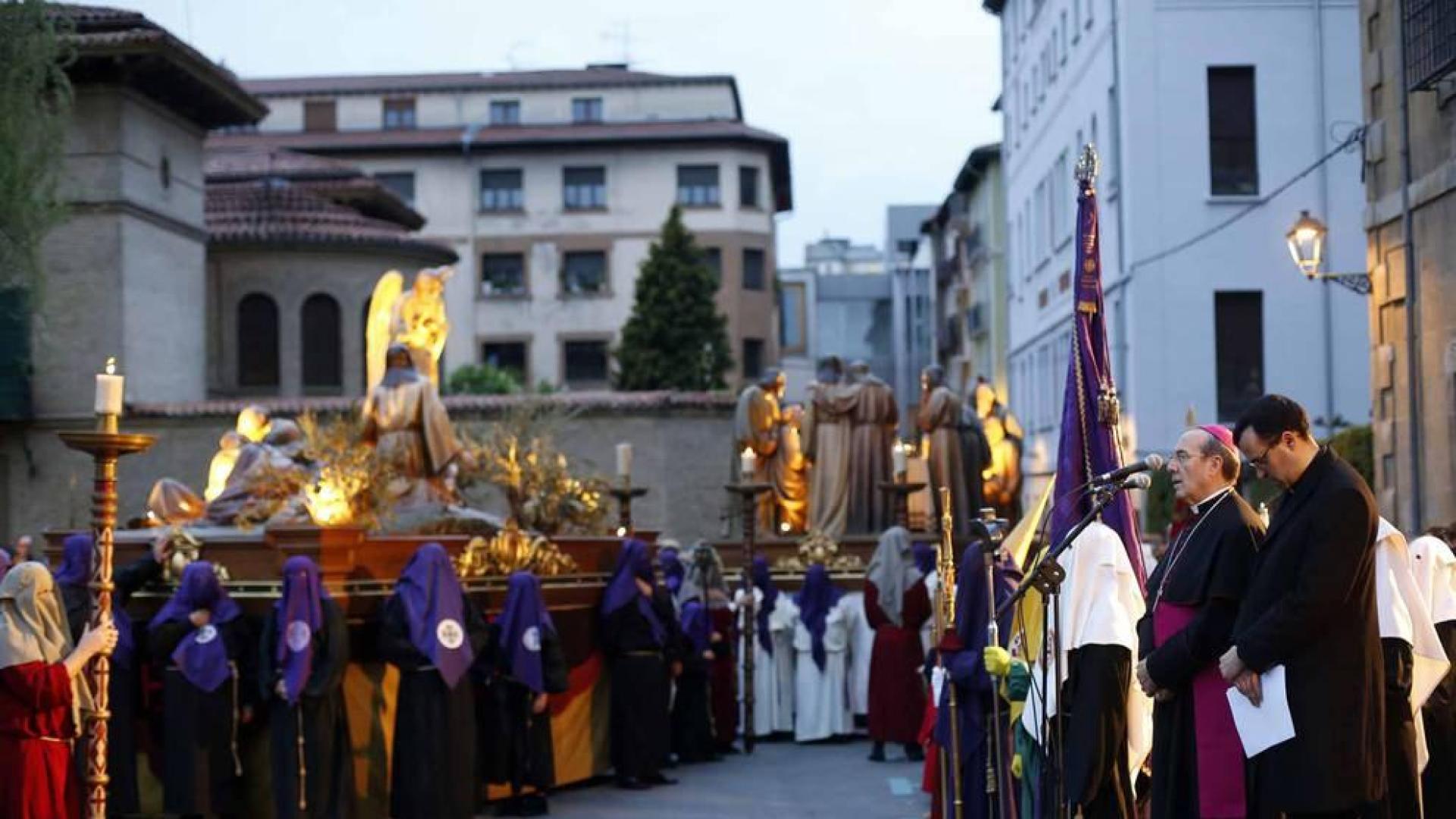 Apenas unas gotas de lluvia no consiguieron “apagar” la celebración del Jueves Santo en la plaza de Santa Mª la Real