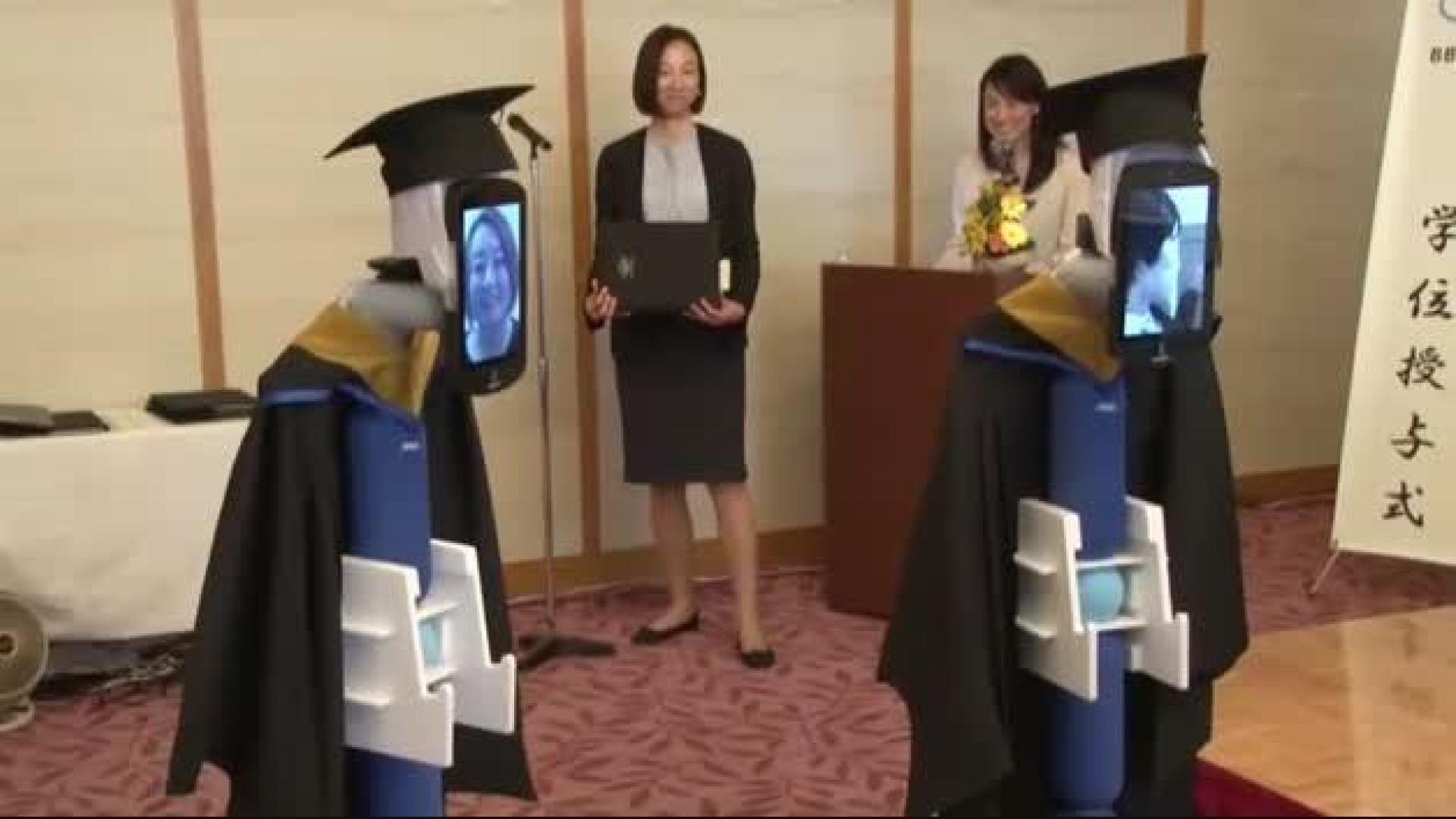 Sorprendente graduación virtual en Japón