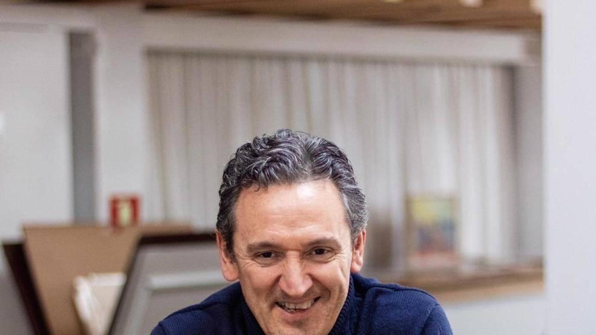 Carlos Mangado mira a la cámara con el número 30, los años de su trayectoria profesional.